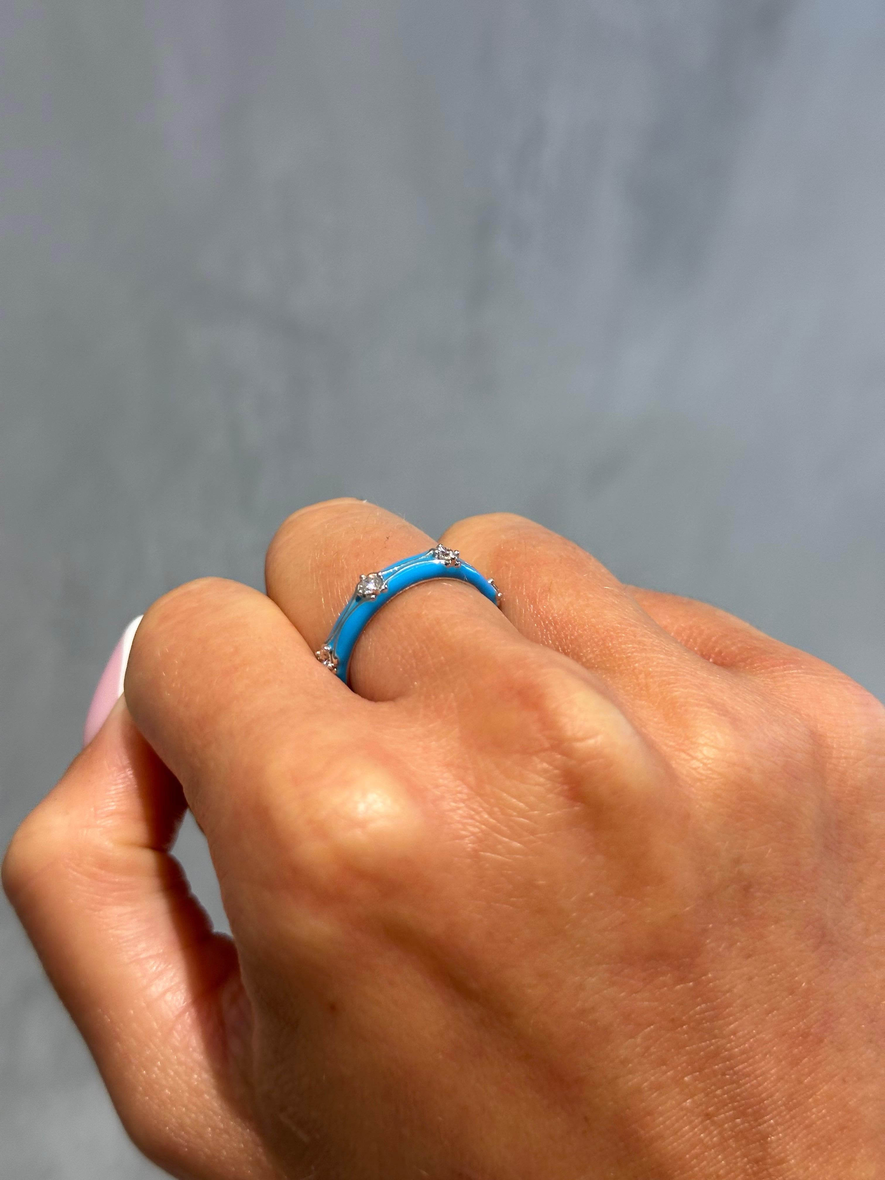 Anillo de oro blanco de 14 quilates con esmalte azul y diamantes en Nuevo estado para la venta en New York, NY