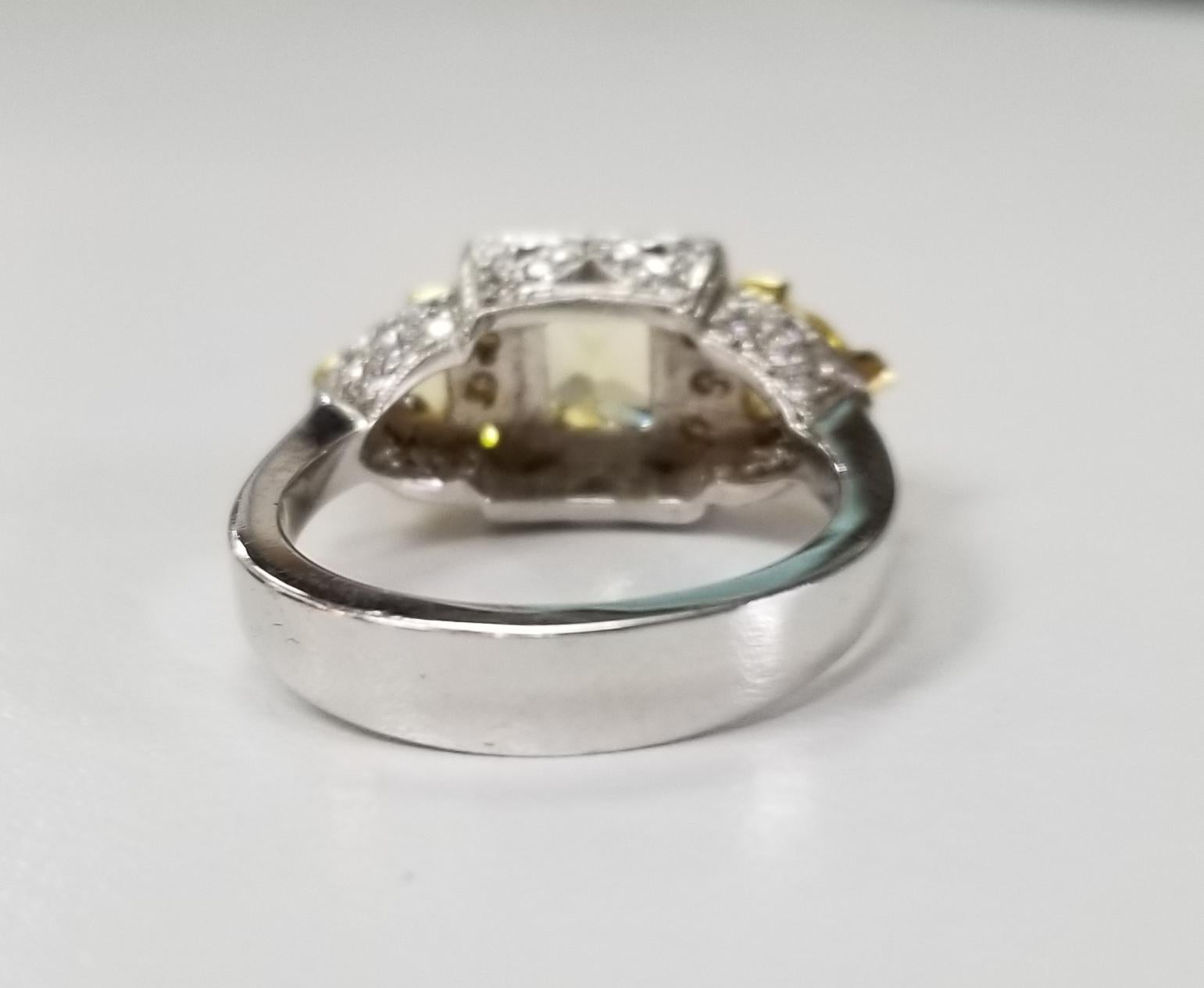 Ring aus 14 Karat Weißgold mit gelbem Saphir im Strahlenschliff und Diamanten (Radiantschliff) im Angebot