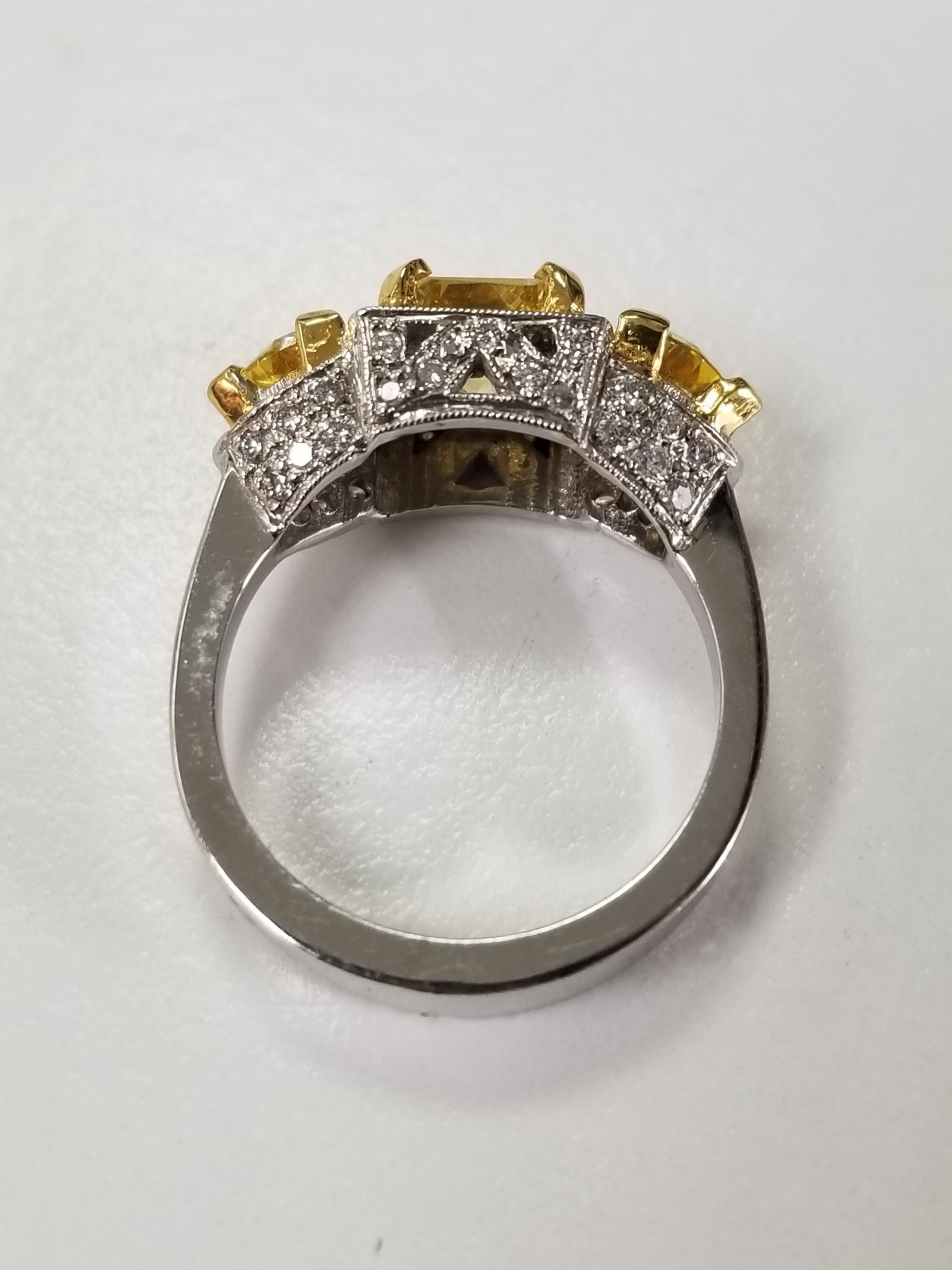 Ring aus 14 Karat Weißgold mit gelbem Saphir im Strahlenschliff und Diamanten im Zustand „Neu“ im Angebot in Los Angeles, CA