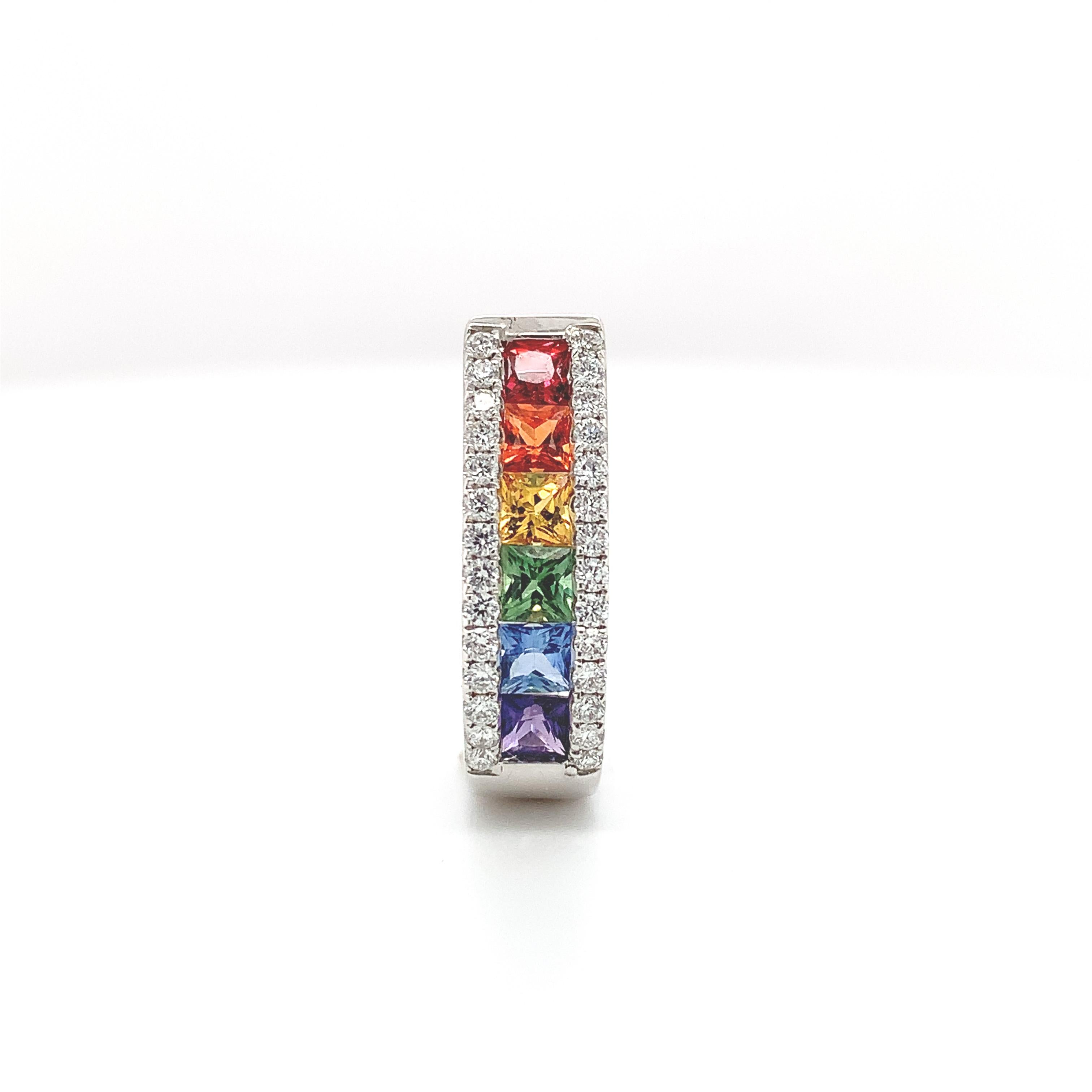Paire de boucles d'oreilles ovales en or blanc 14K avec 6 saphirs de taille princesse disposés en arc-en-ciel. Les saphirs ont des couleurs primaires vives, notamment le violet, le bleu, le vert, le jaune, l'orange et le rouge/rose. Les 12 saphirs