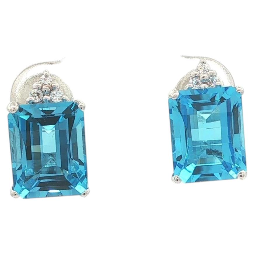 Pendientes de oro blanco de 14 quilates con topacio azul suizo intenso rectangular y topacio blanco