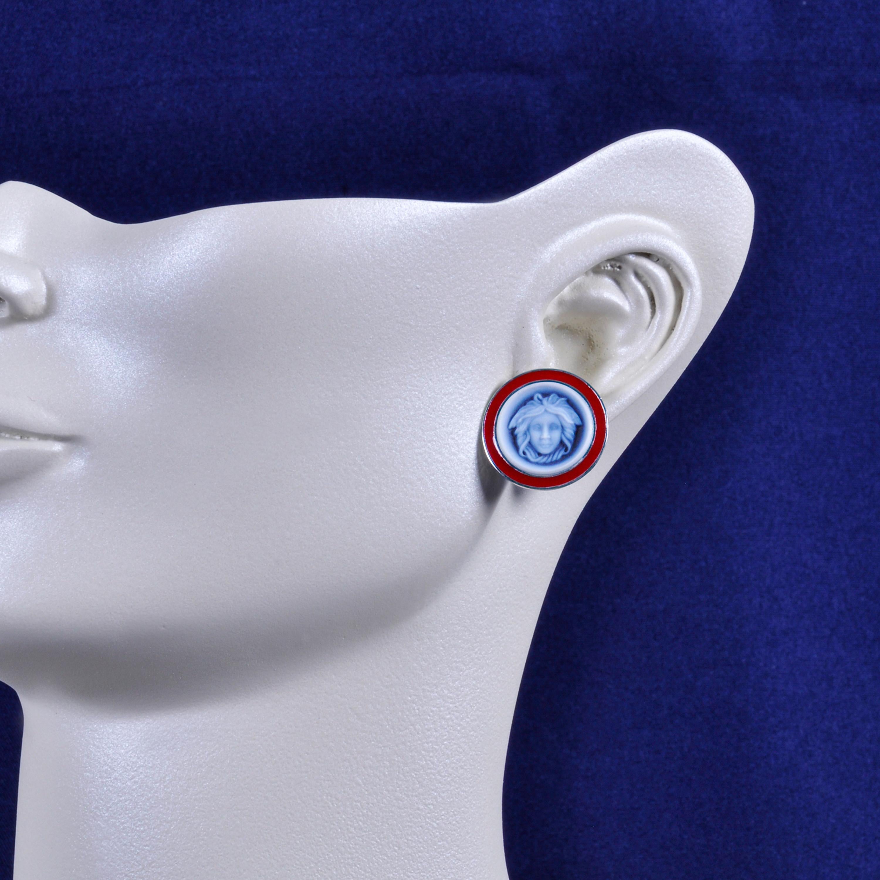 Les boucles d'oreilles en or blanc 14 carats Versace Medusa Red Enamel Cameo Earrings sont l'incarnation de l'élégance intemporelle et de l'allure avant-gardiste. Réalisées à la perfection, ces boucles d'oreilles présentent des camées Medusa