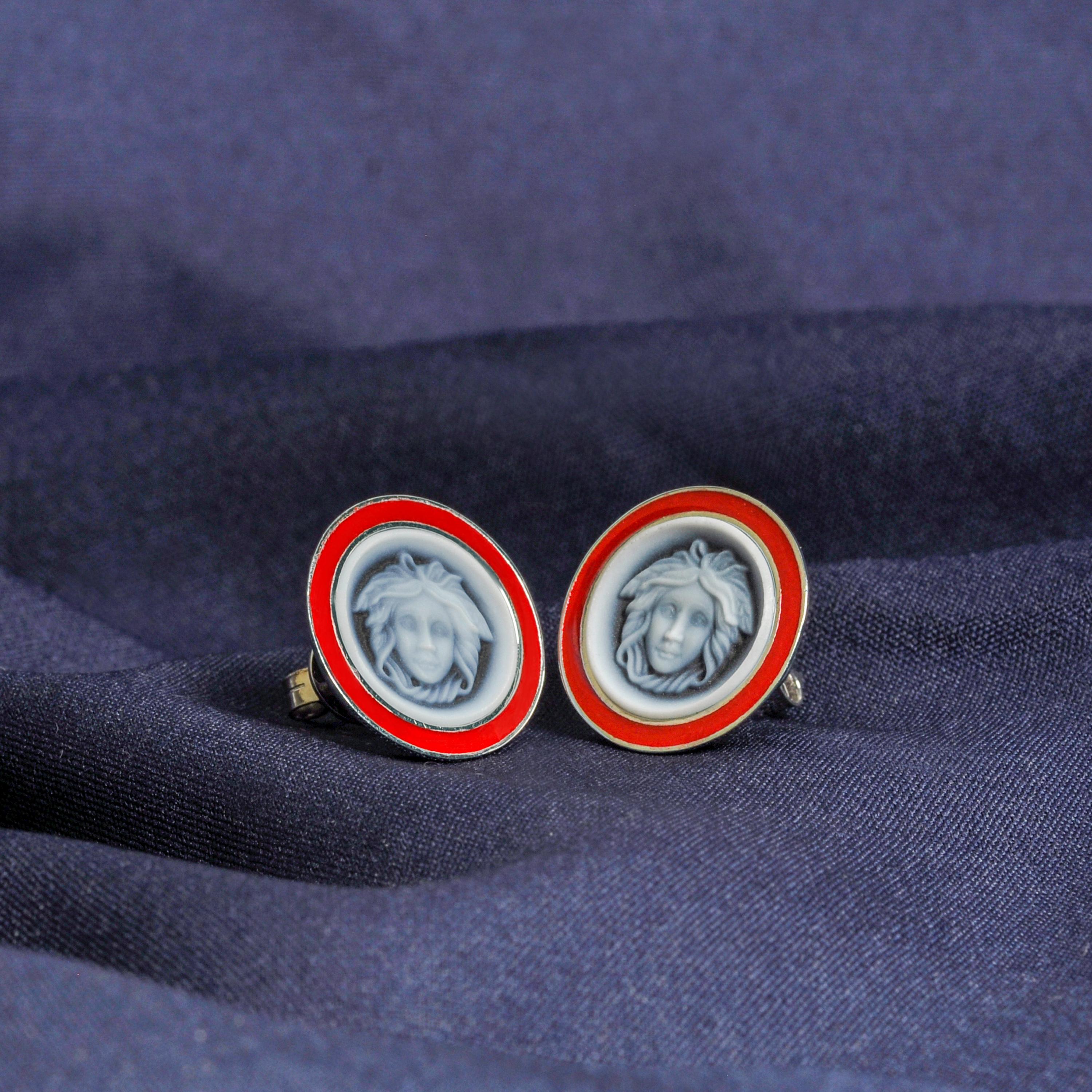 Contemporain Versace Clous d'oreilles camée en or blanc 14 carats, émail rouge et agate de Méduse sculptés à la main en vente