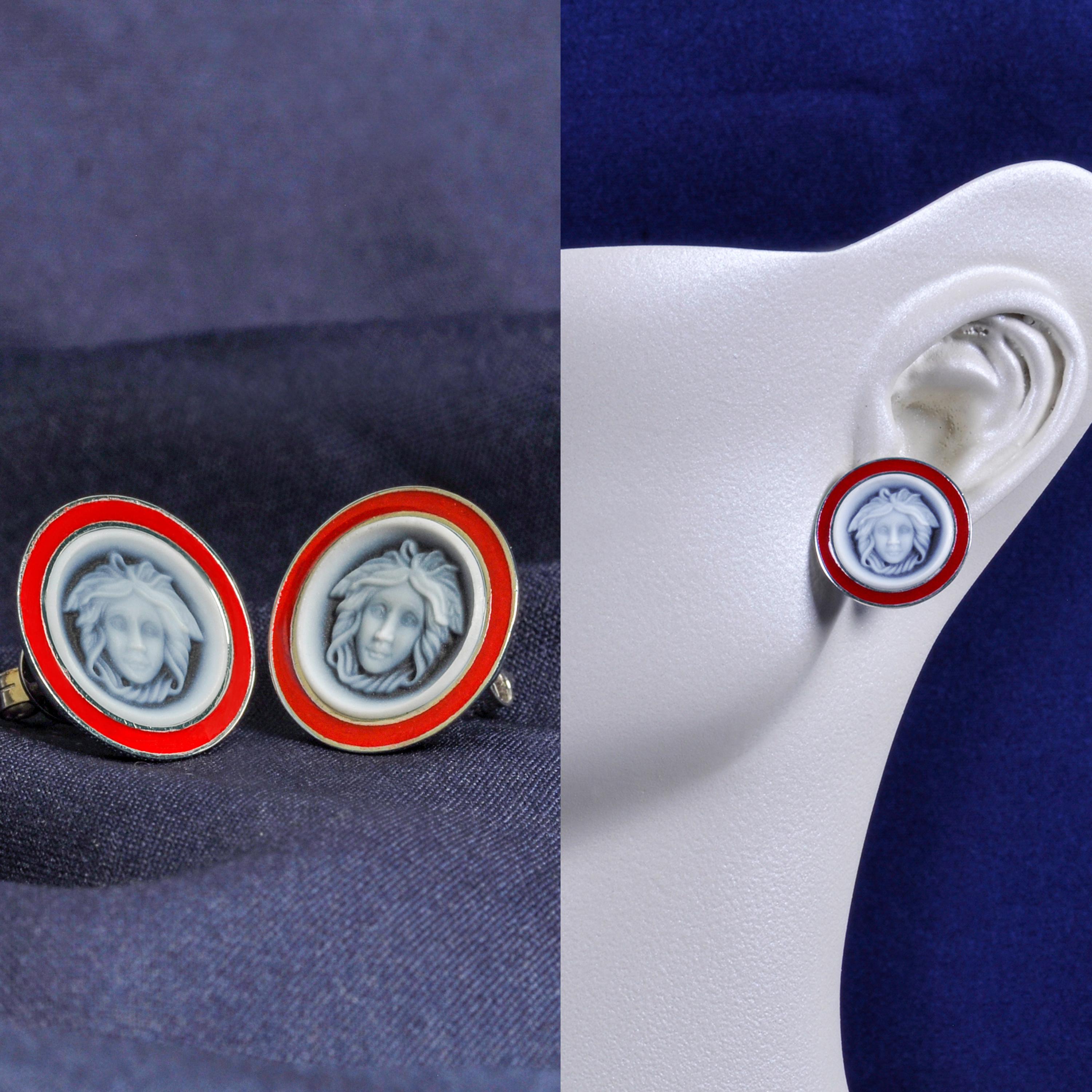 Taille mixte Versace Clous d'oreilles camée en or blanc 14 carats, émail rouge et agate de Méduse sculptés à la main en vente