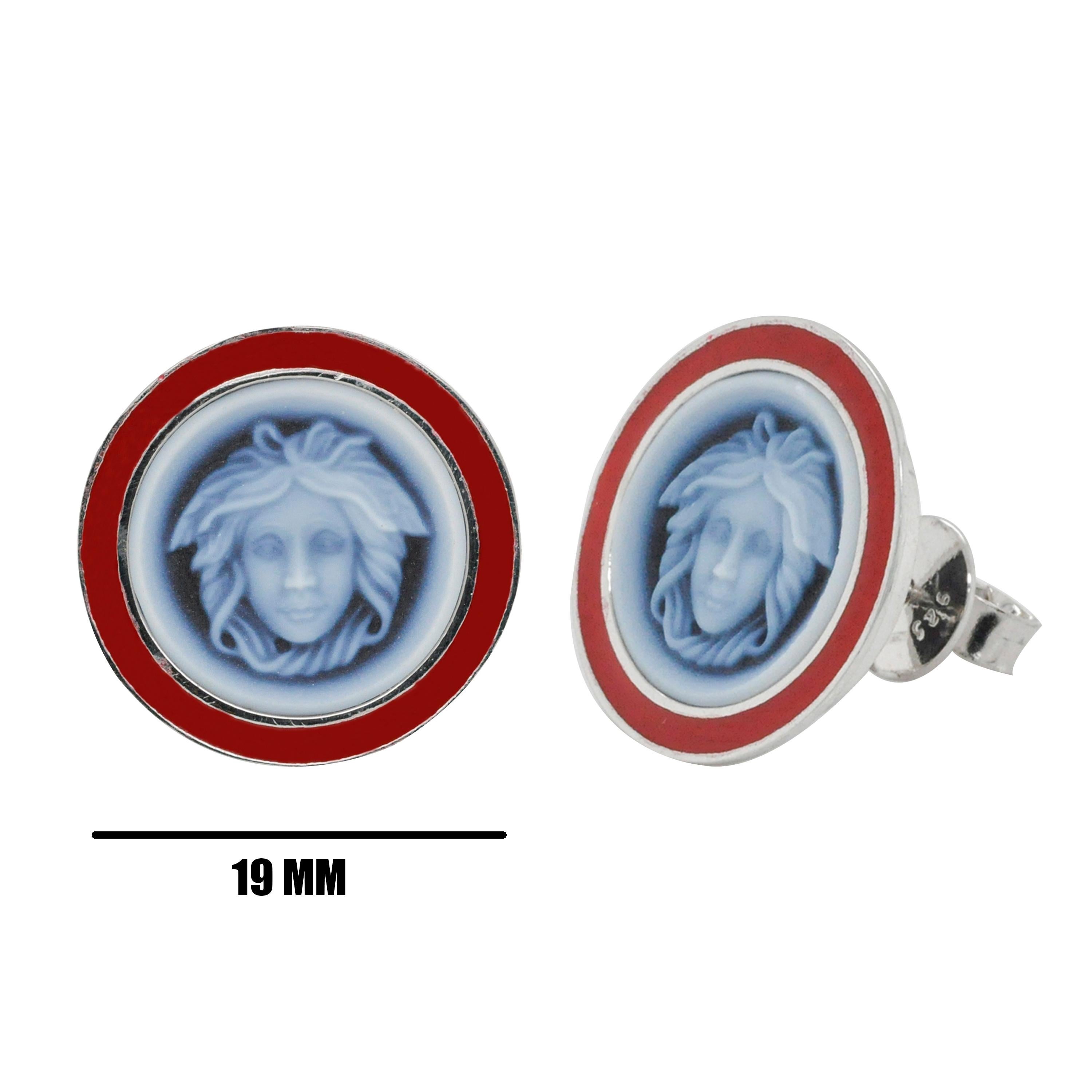Versace Clous d'oreilles camée en or blanc 14 carats, émail rouge et agate de Méduse sculptés à la main Neuf - En vente à Jaipur, Rajasthan
