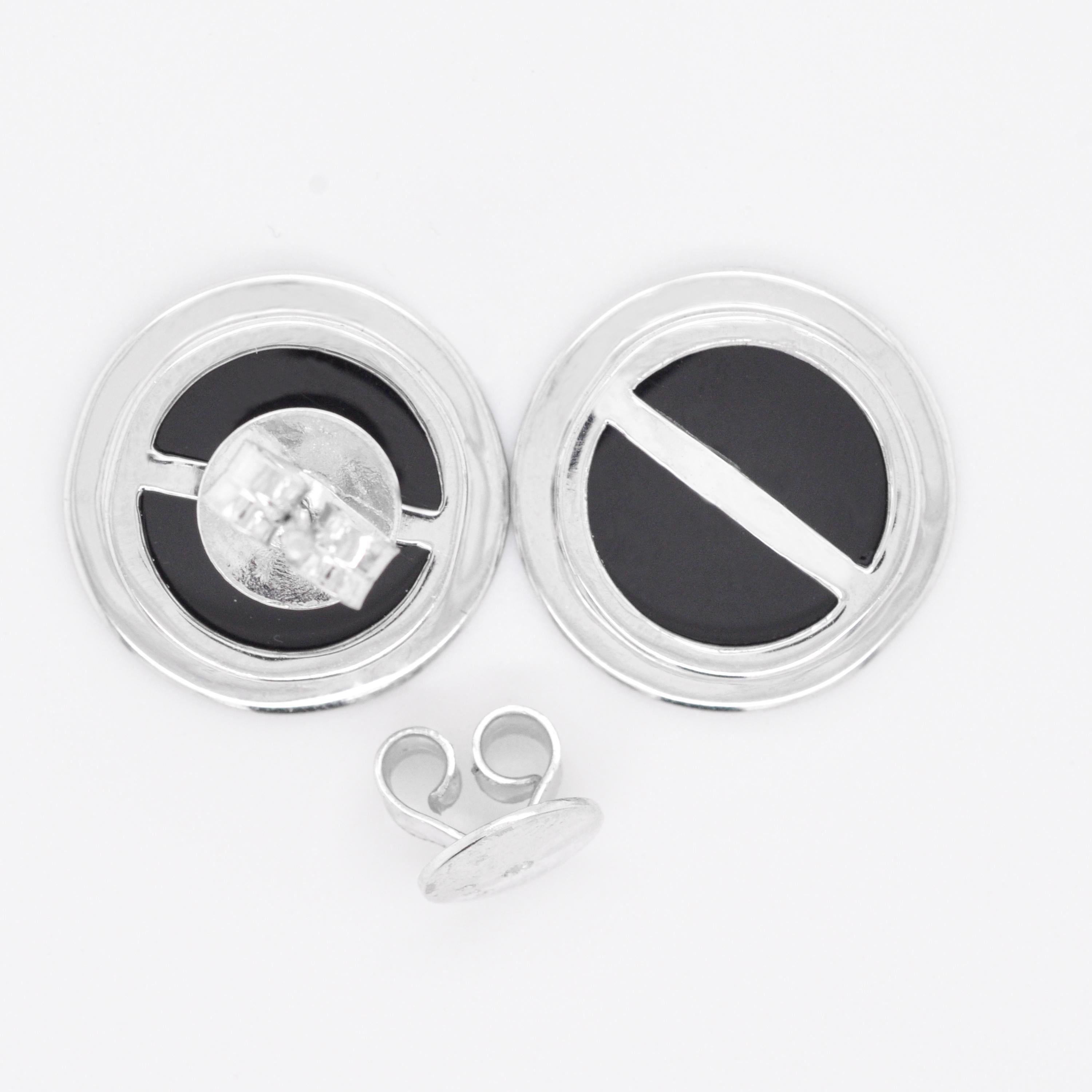 Versace Clous d'oreilles camée en or blanc 14 carats, émail rouge et agate de Méduse sculptés à la main Unisexe en vente