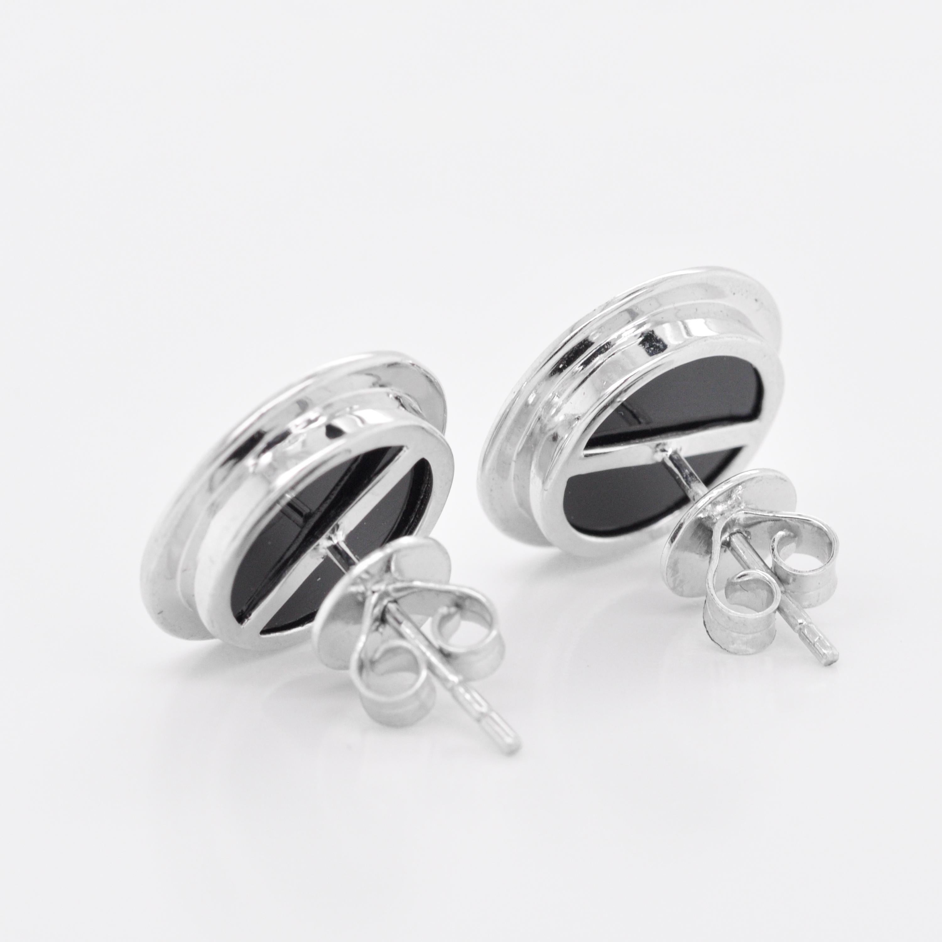 Versace Clous d'oreilles camée en or blanc 14 carats, émail rouge et agate de Méduse sculptés à la main en vente 1