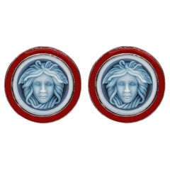 Pendientes de oro blanco de 14 quilates con esmalte rojo tallados a mano Versace Medusa Camafeo Ágata