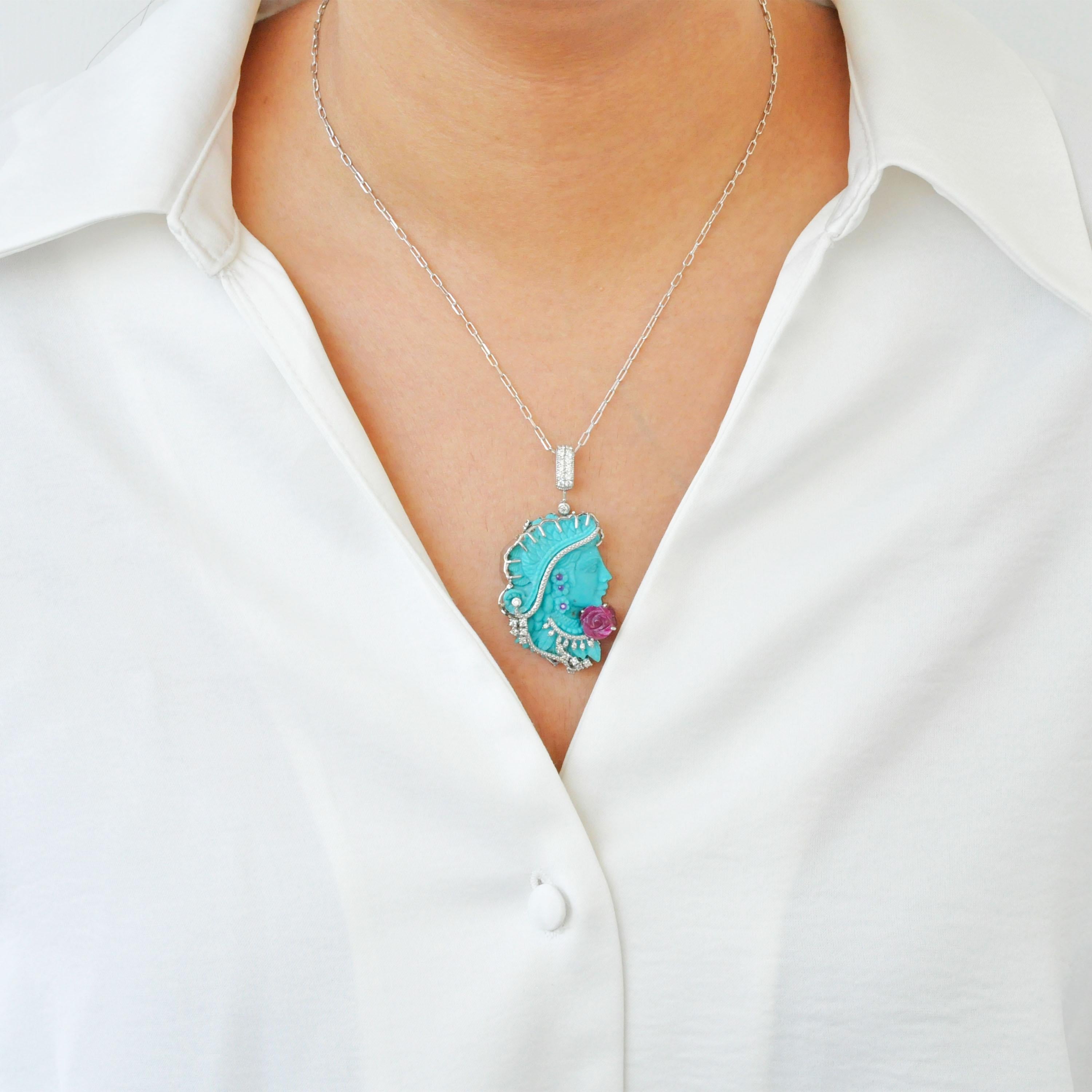 Diese exquisite Halskette mit Anhängern aus 14 Karat Weißgold ist ein wahres Zeugnis für feine Handwerkskunst und zeitlose Eleganz. Der Anhänger ist ebenso vielseitig wie schön und verfügt über ein einzigartiges, wendbares Design, das es der