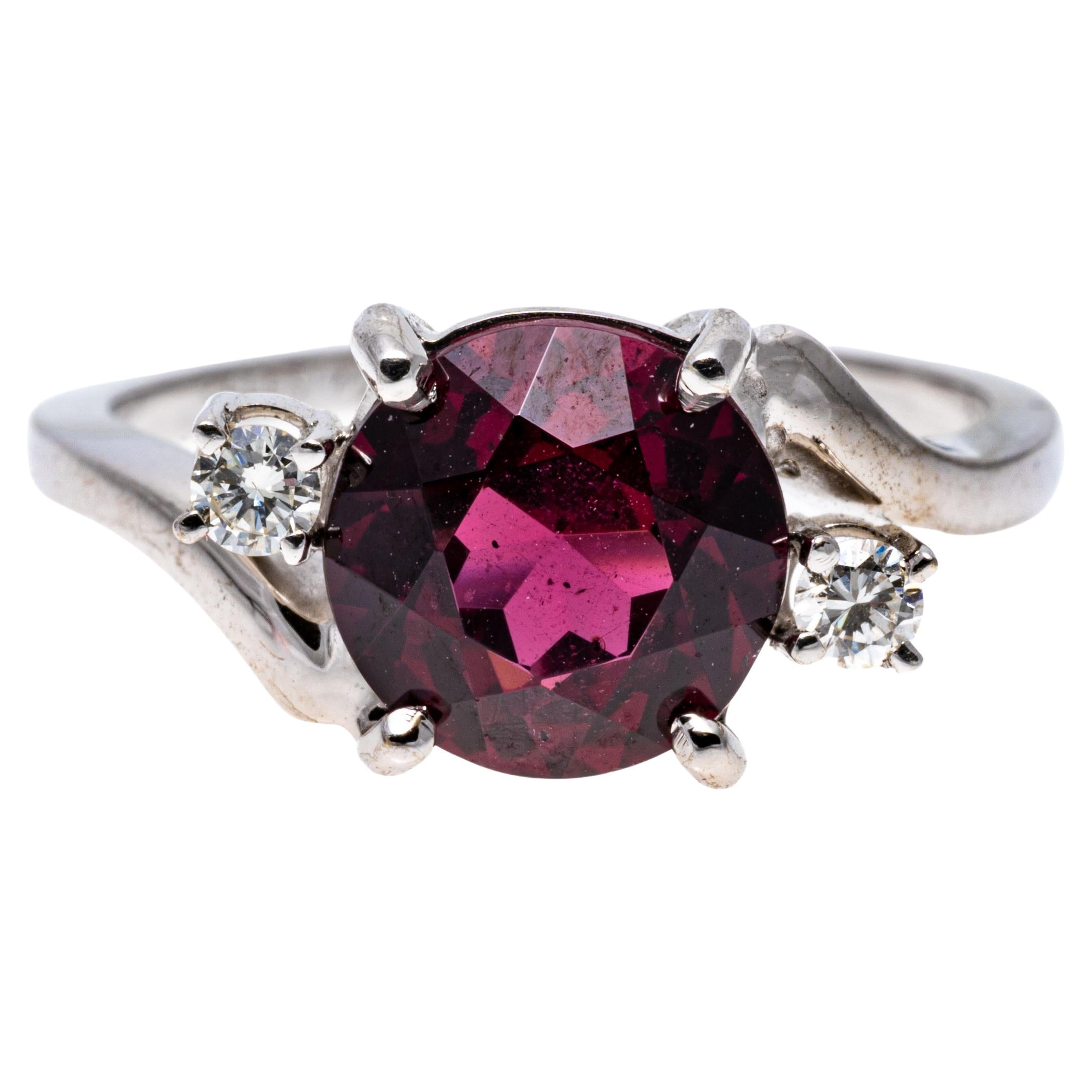 Bague de style en or blanc 14 carats avec grenat rhodolite et diamants de dérivation en vente