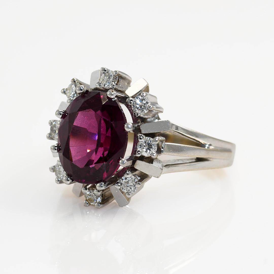 Anillo de oro blanco de 14 quilates con granate rodolita, .20 tdw, 7,3 g

Anillo de mujer de granate rodelita y diamante en engaste de oro blanco de 14k.

El anillo tiene el sello 585 y un análisis XRF de 59% de oro.

El peso bruto del anillo es de