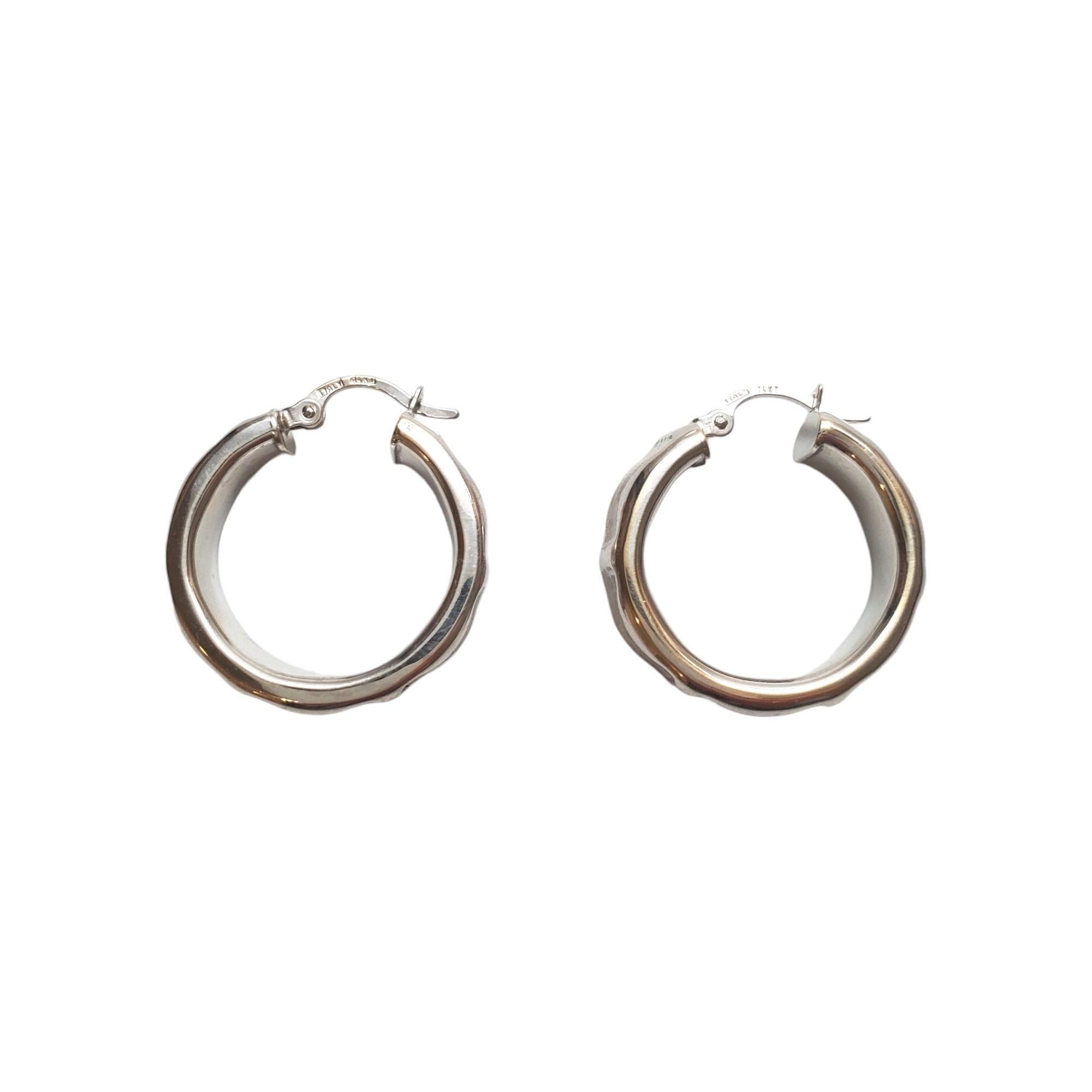 Cerchi a coste in oro giallo 14K - 

Questi orecchini classici sono una splendida aggiunta alla tua collezione. 

Dimensioni: 22 mm X 6,4 mm

Peso: 1,86 dwt/ 2,89 g

Marchio di garanzia: 14KT ITALIA

Ottime condizioni, lucidato