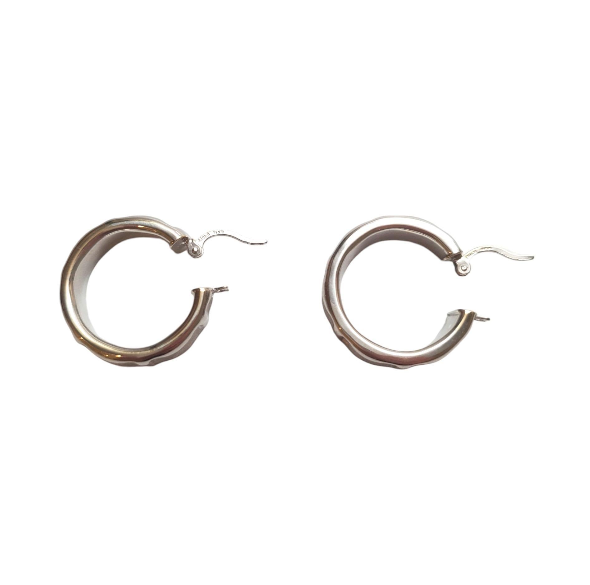 Orecchini a cerchio a coste in oro bianco 14K #17625 In condizioni buone in vendita a Washington Depot, CT