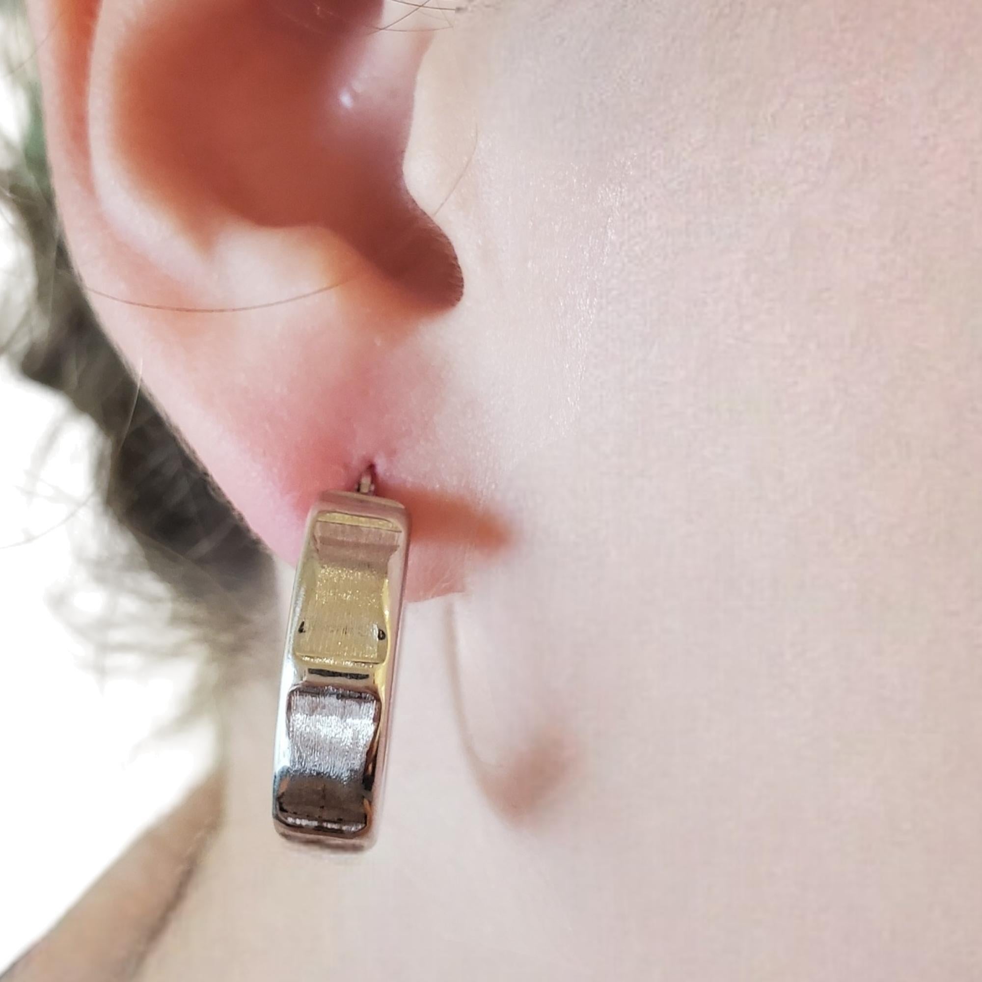 Orecchini a cerchio a coste in oro bianco 14K #17625 in vendita 1