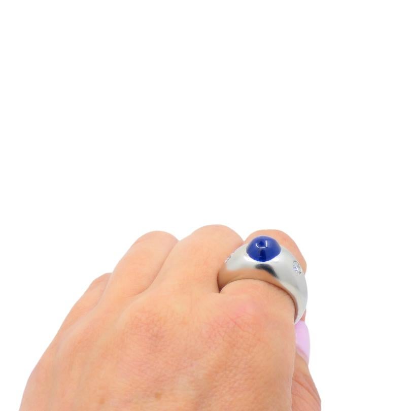 Taille mixte Bague Art déco en or blanc 14 carats avec cabochon de saphir et diamant en vente