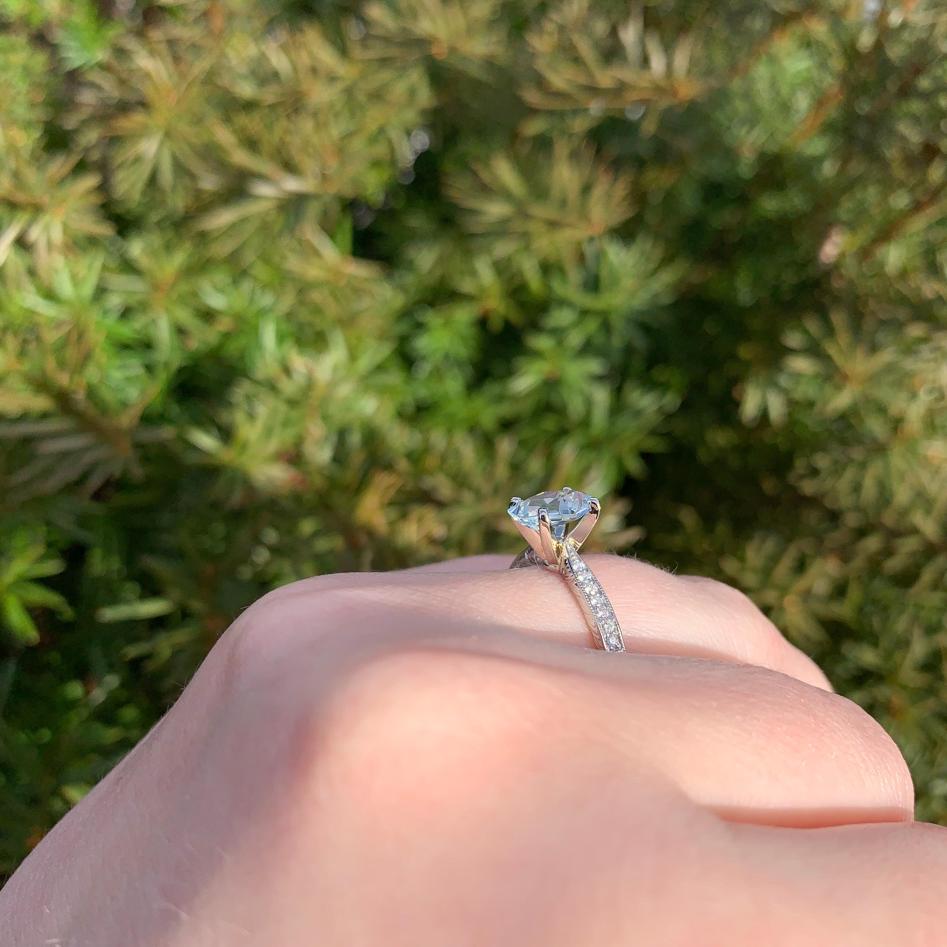 Bague en or blanc 14 carats ornée d'une aigue-marine taille spéciale gravée à la main en vente 2