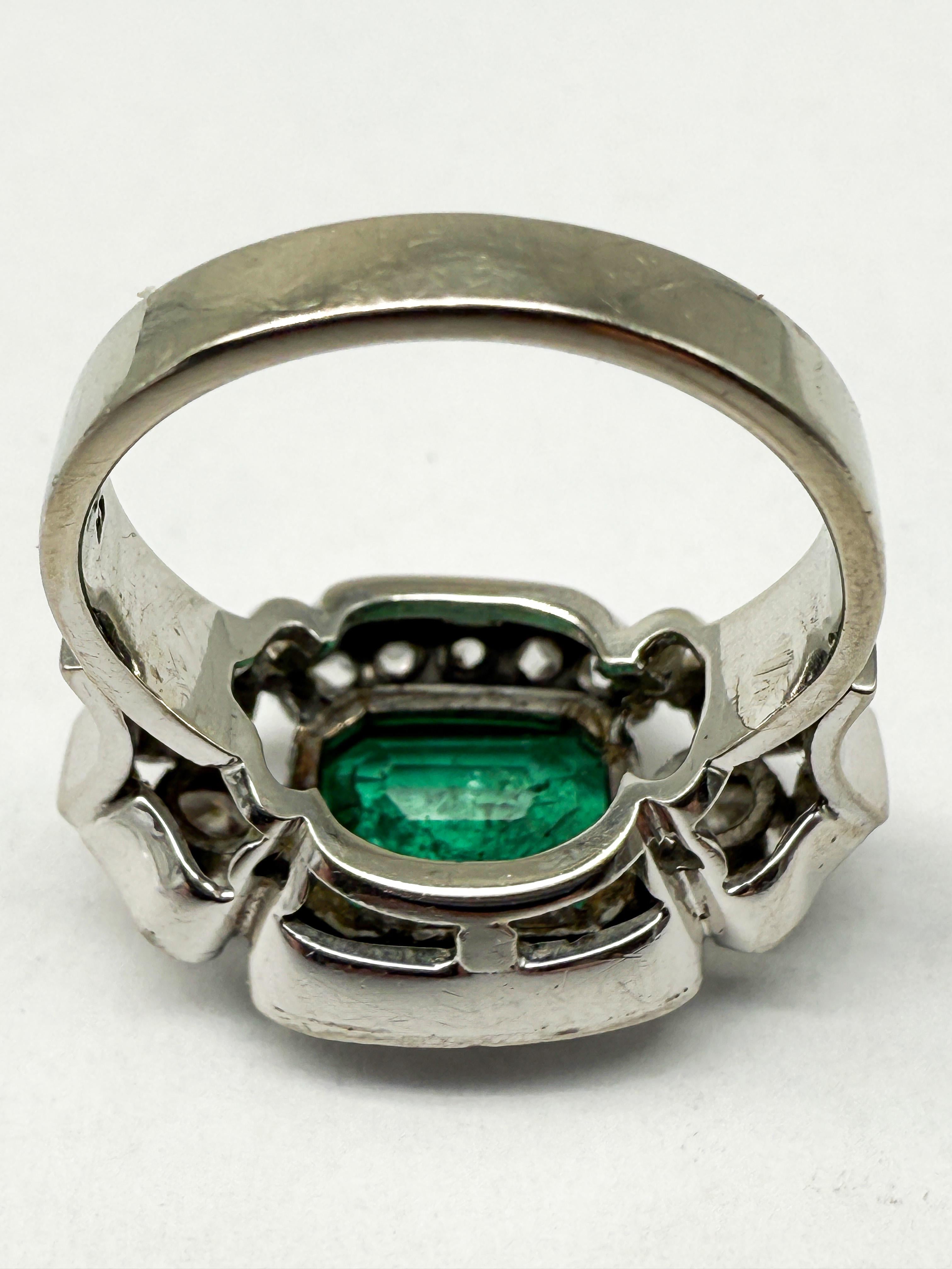 14K White Gold Ring Featuring Emeralds and Diamonds In Good Condition For Sale In Berlin, DE