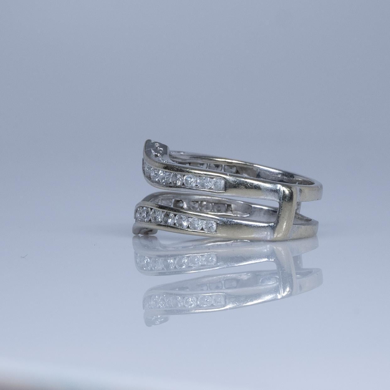Dieser exquisite Ring aus 14 Karat Weißgold ist mit 1,01 Karat Gesamtgewicht an funkelnden Diamanten verziert. Die diamantenen Akzente ergänzen und verstärken einen Solitärring und verleihen ihm Glanz und Raffinesse. Die schlichte Fassung aus