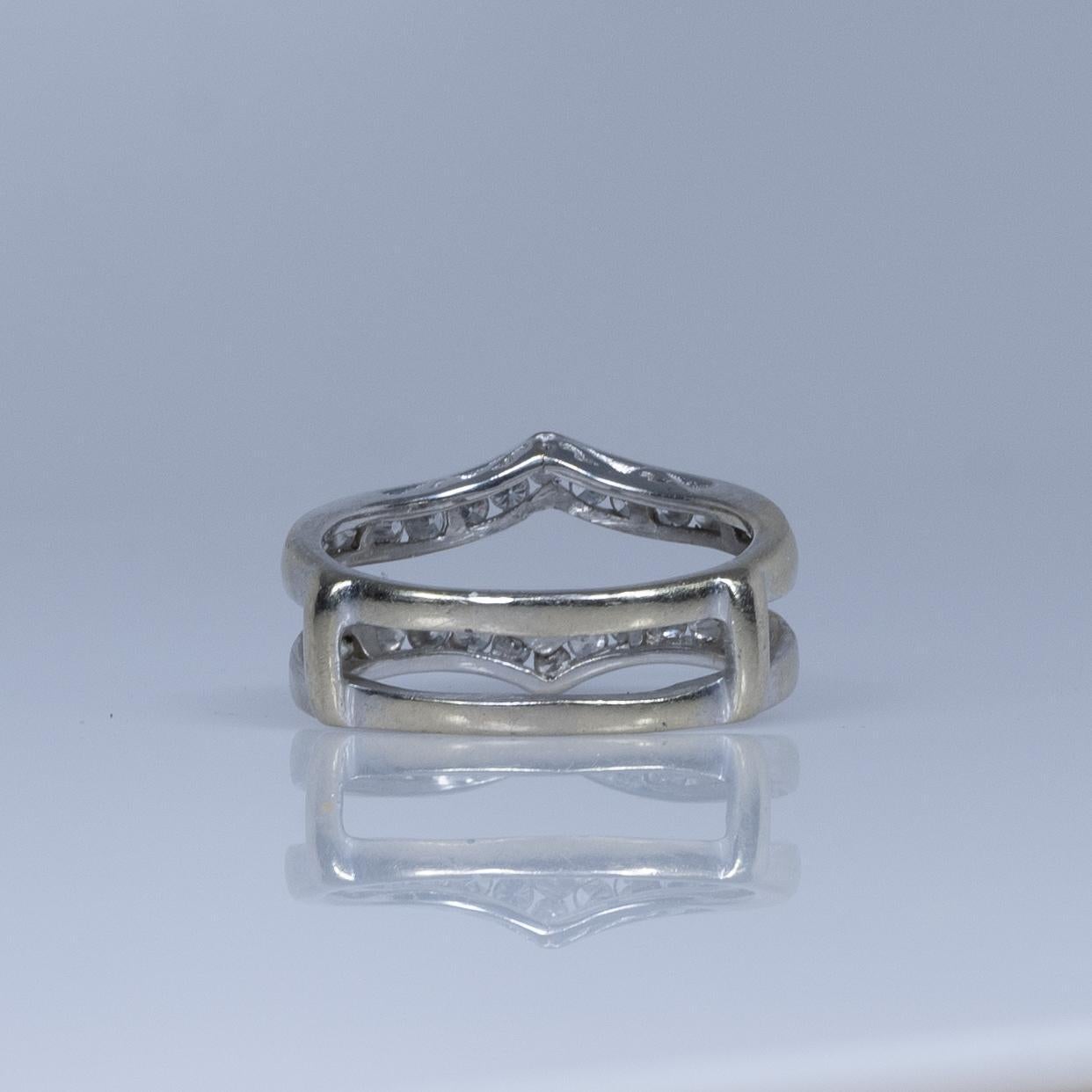 14 Karat Weißgold Ringschutz mit 1,01 Karat Diamant-Akzenten (Moderne)