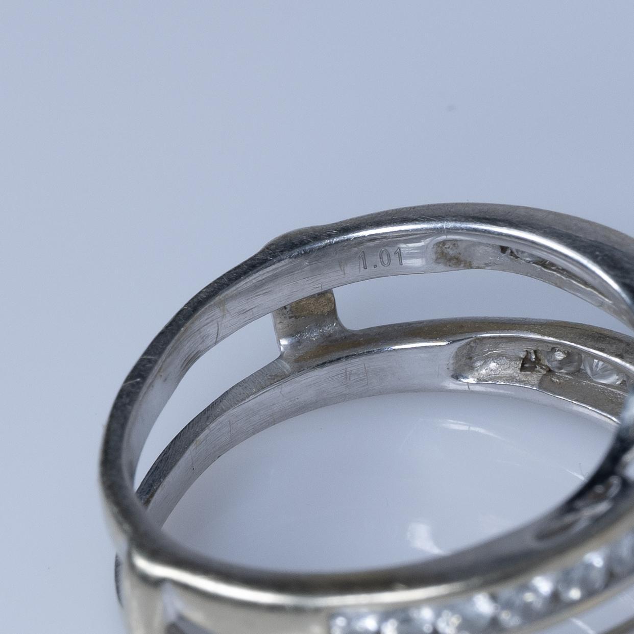 14 Karat Weißgold Ringschutz mit 1,01 Karat Diamant-Akzenten im Zustand „Gut“ in Addison, TX