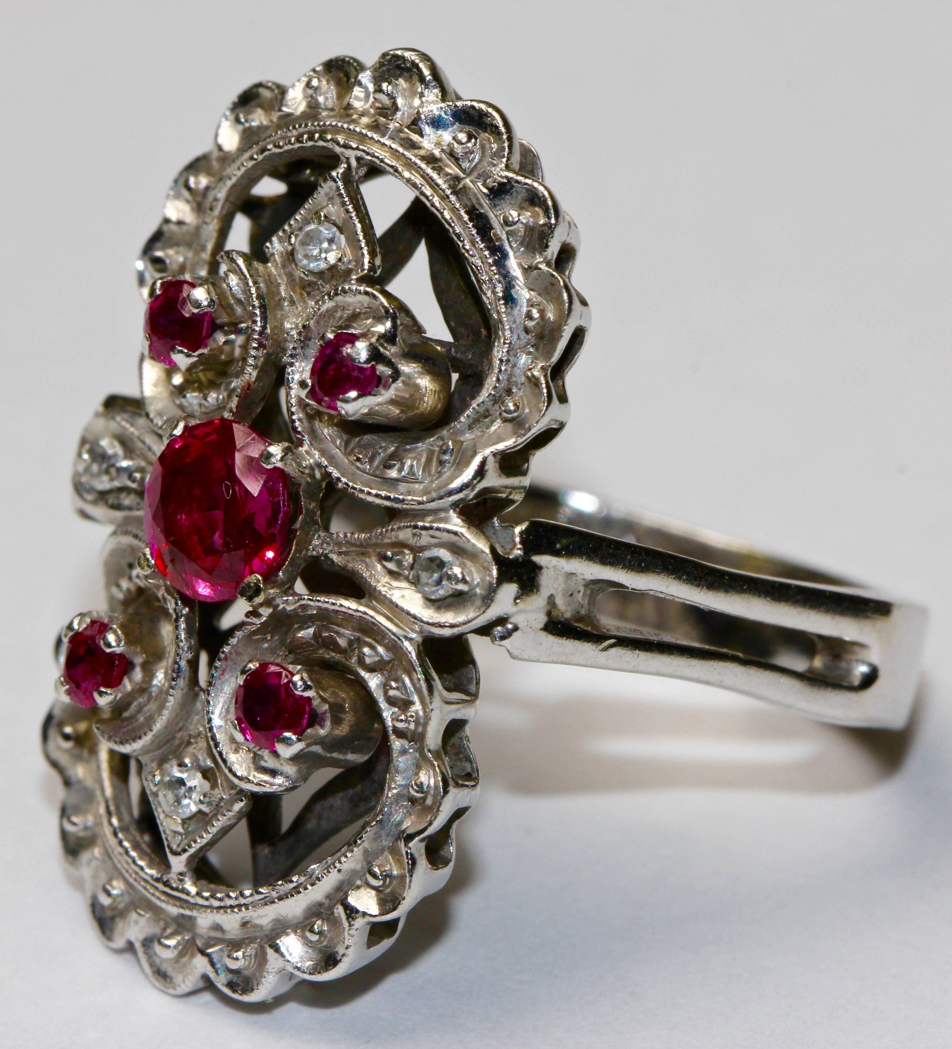 Eleganter Damenring aus Weißgold, besetzt mit fünf Rubinen und vier kleinen Diamanten.
Gepunzt.