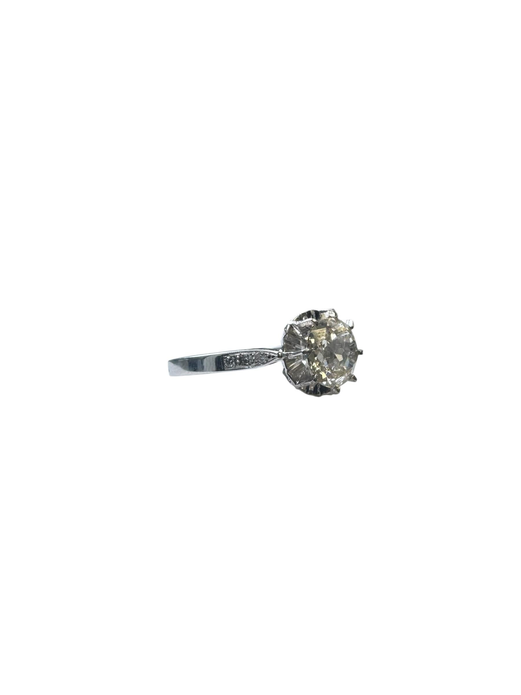 Un anello senza tempo in stile solitario realizzato in oro bianco 14K, con al centro un diamante taglio brillante di circa 1,71 carati. Il diamante presenta una calda tonalità marrone chiaro, che gli conferisce un carattere unico e distintivo