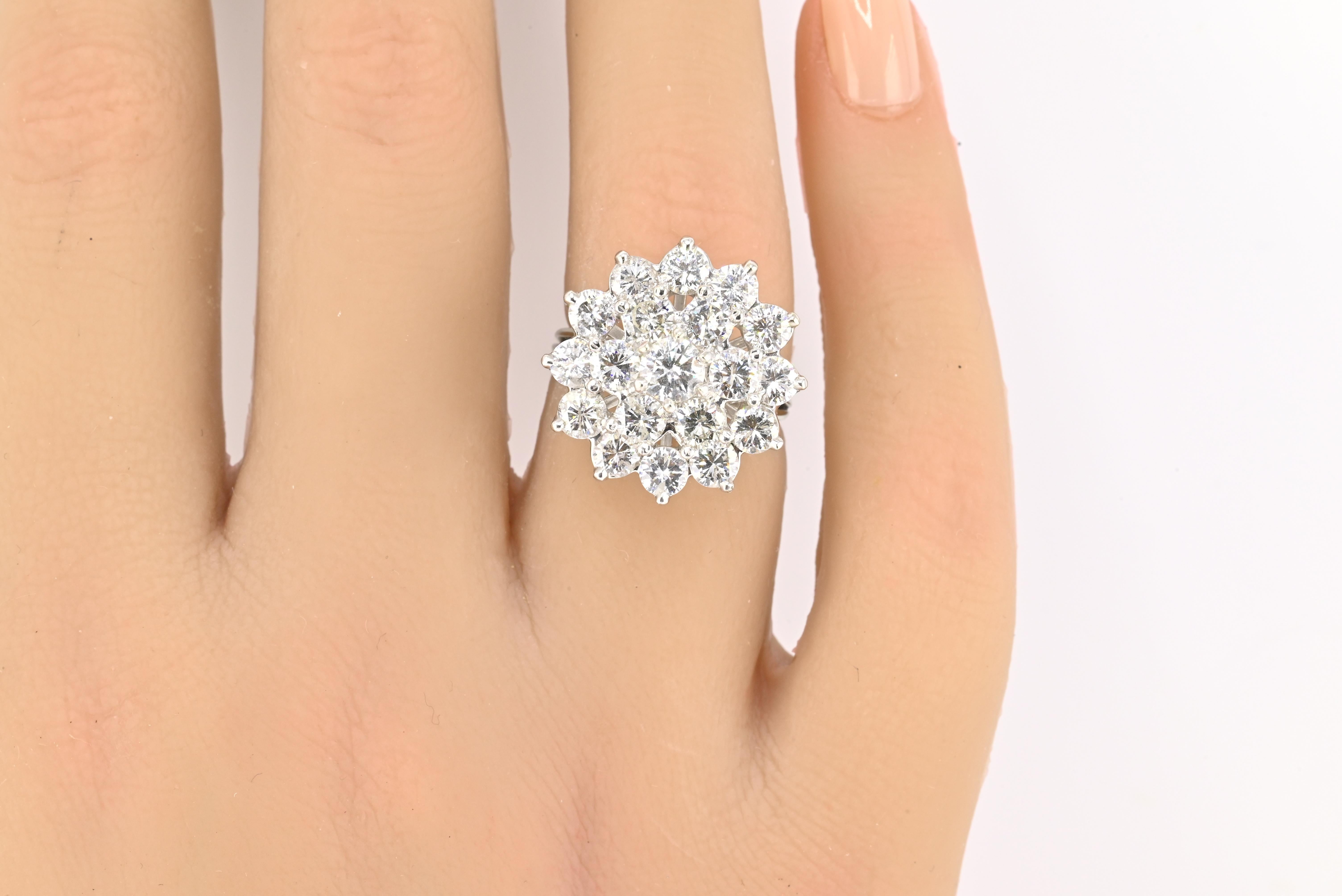 Anello in oro bianco 14K con 3,55 carati di diamanti naturali - 0,40 carati al centro, 18 accenti Brillianti - elevata purezza, misura 5

Elegante e radioso, questo anello con diamante in oro bianco 14 carati è una dichiarazione mozzafiato di lusso