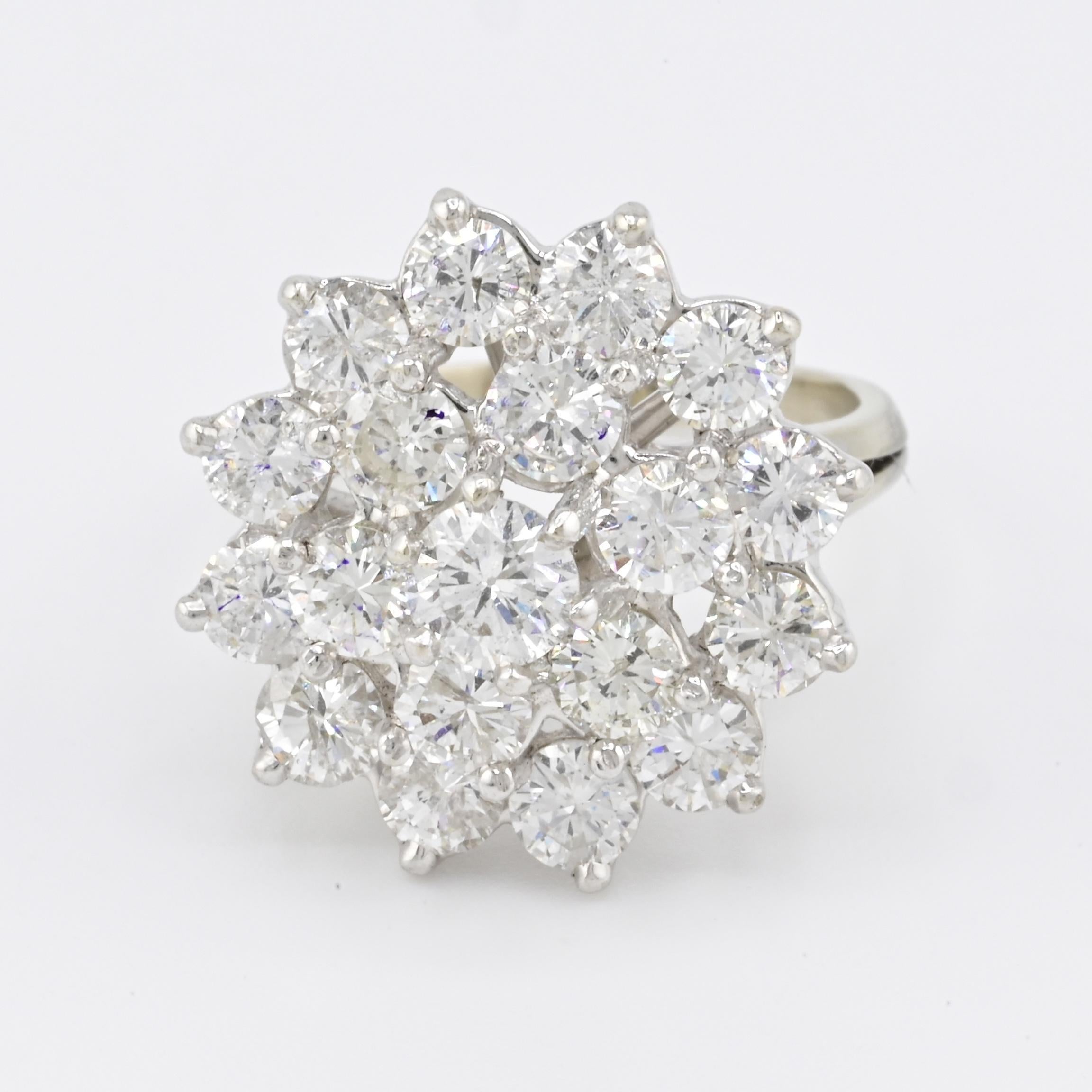 Anello in oro bianco 14K con 3,55 carati di diamanti naturali certificati IGI Taglia 5 In condizioni buone in vendita a Media, PA