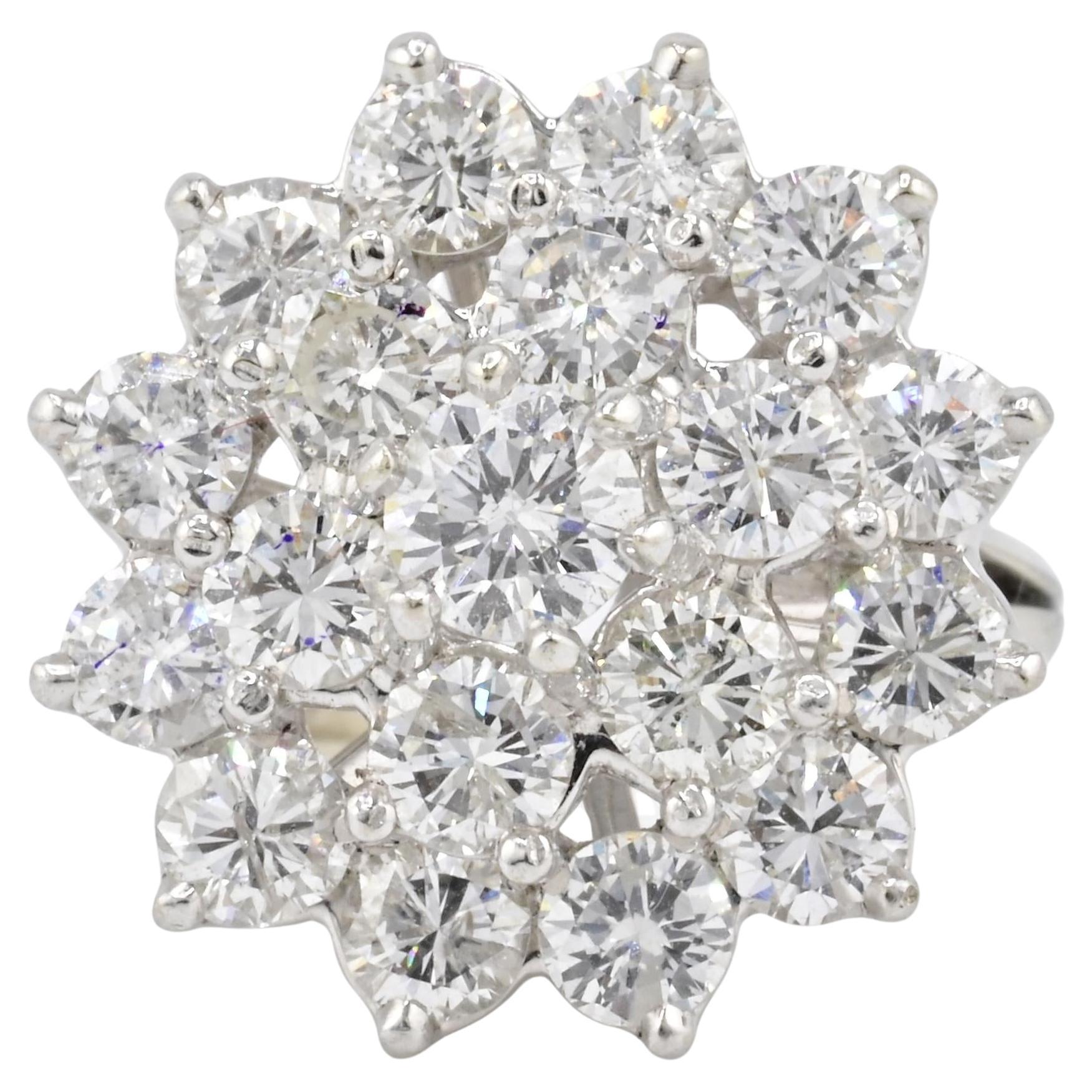 Anello in oro bianco 14K con 3,55 carati di diamanti naturali certificati IGI Taglia 5 in vendita