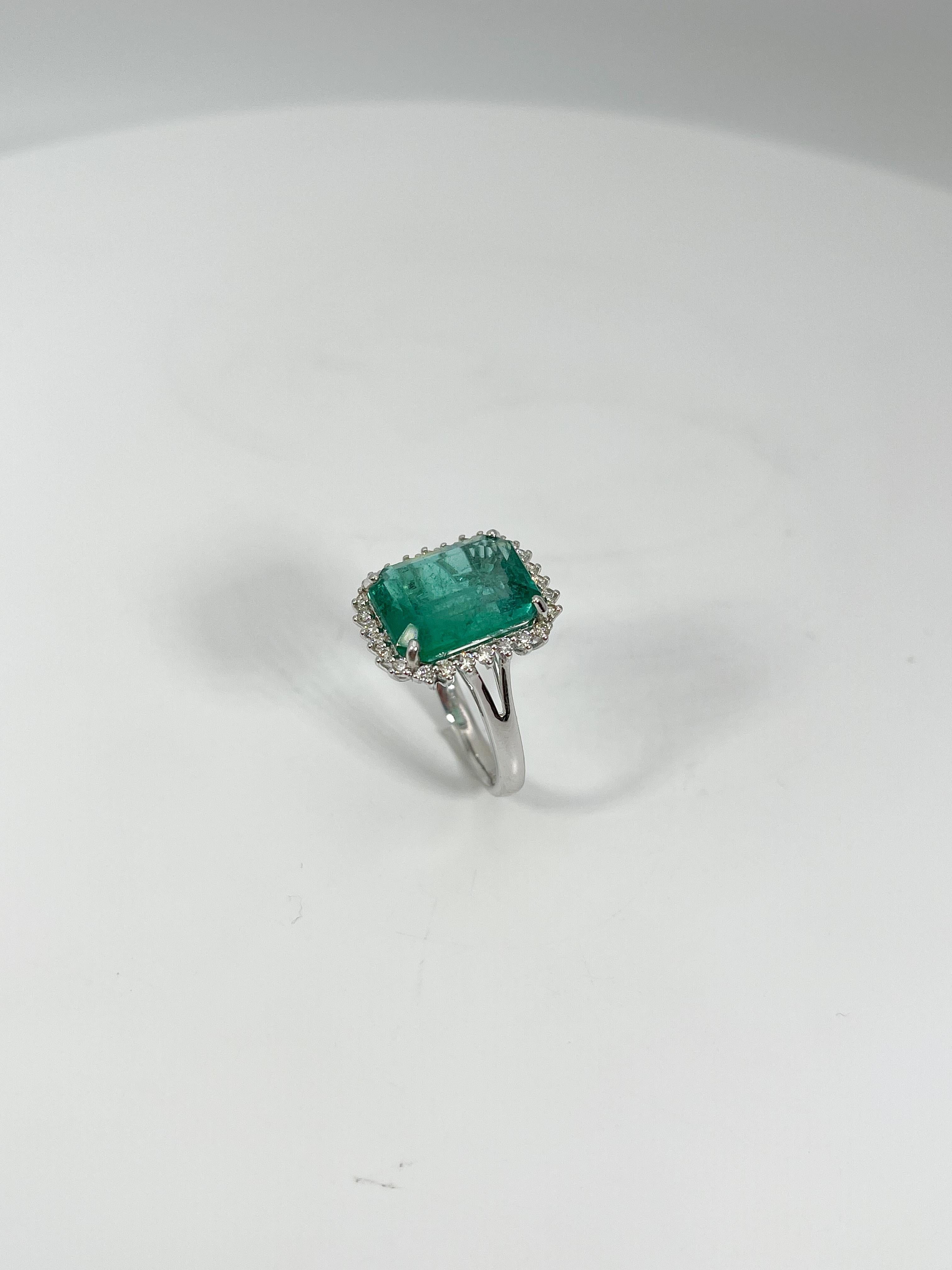 Taille émeraude Bague en or blanc 14K avec émeraude de 5,74 CT et diamants de 0,34 CTW en vente