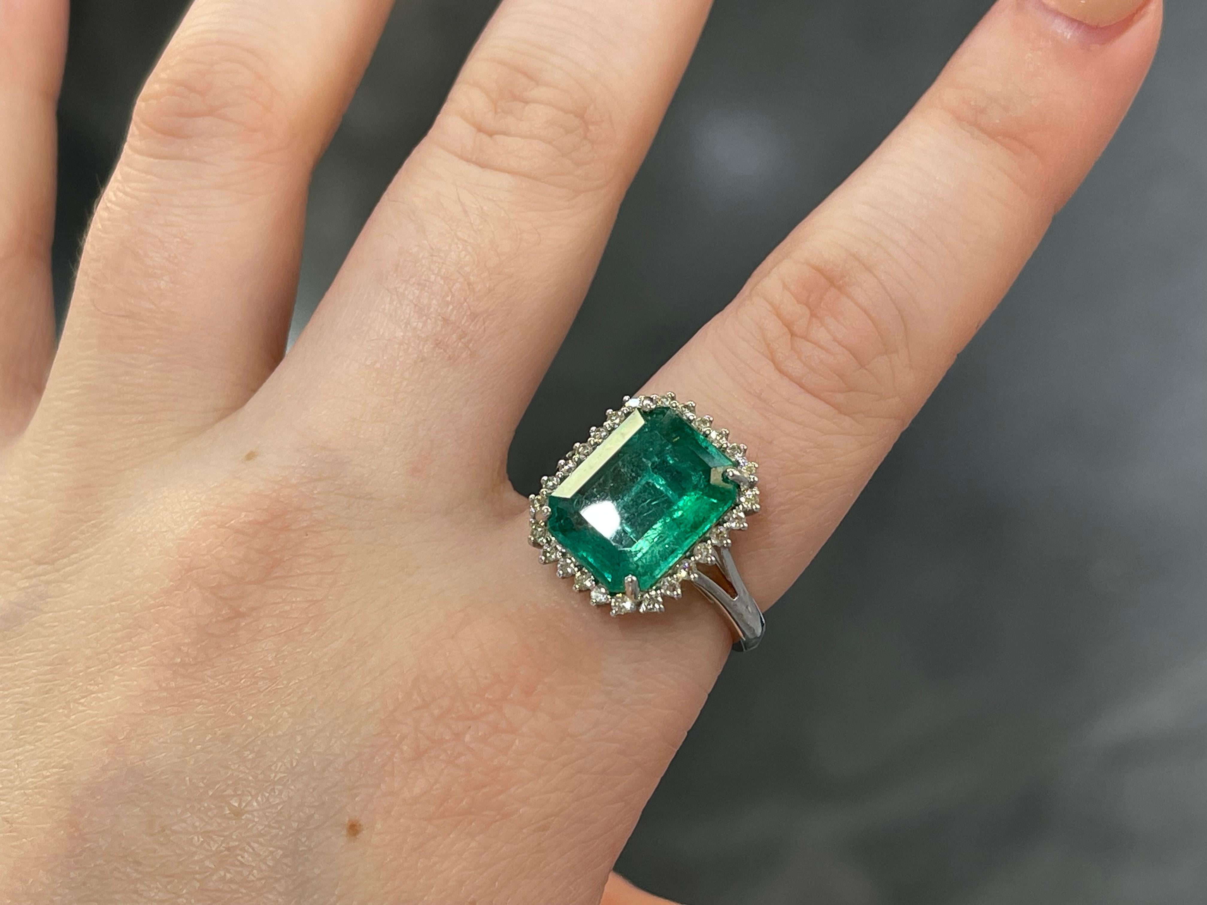 Bague en or blanc 14K avec émeraude de 5,74 CT et diamants de 0,34 CTW Pour femmes en vente