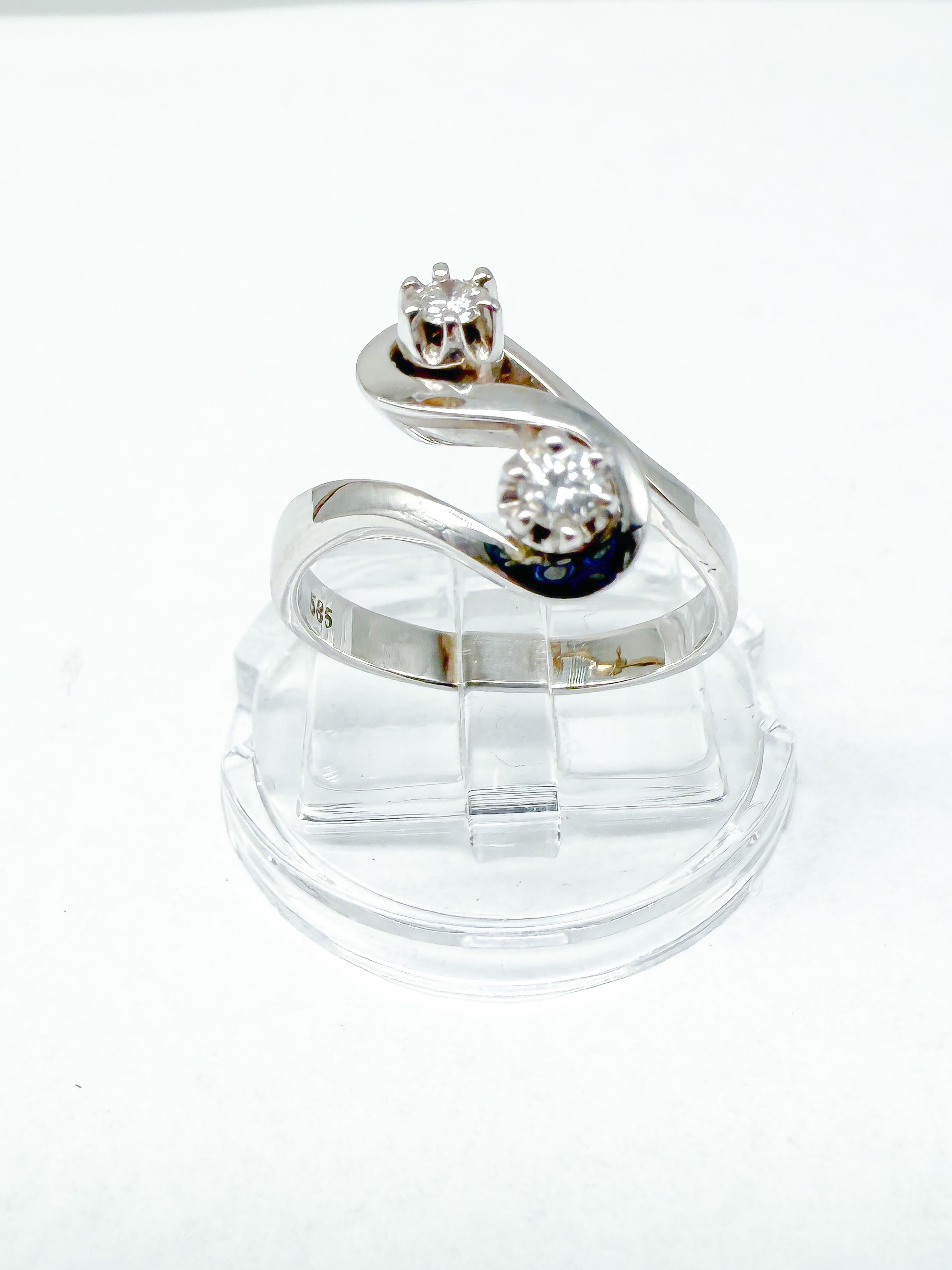 Il nostro elegante anello combina una bellezza senza tempo con una qualità di alto livello: Realizzato in radioso oro bianco a 14 carati, presenta una finitura argentata fine e lucida ed è comodo da portare al dito con un peso di soli 4 g. La fascia