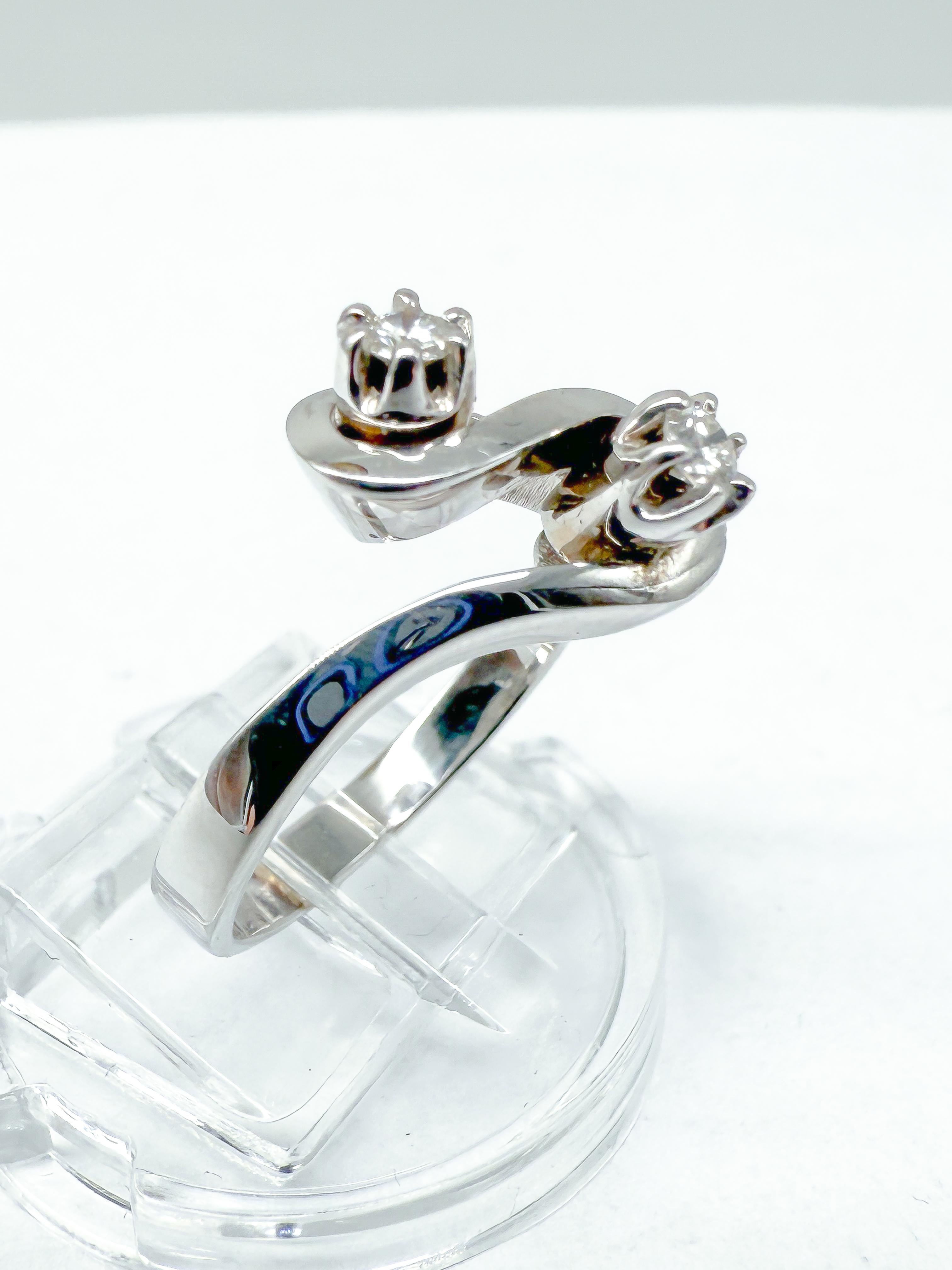 Moderno Anello in oro bianco 14 carati con diamante in vendita