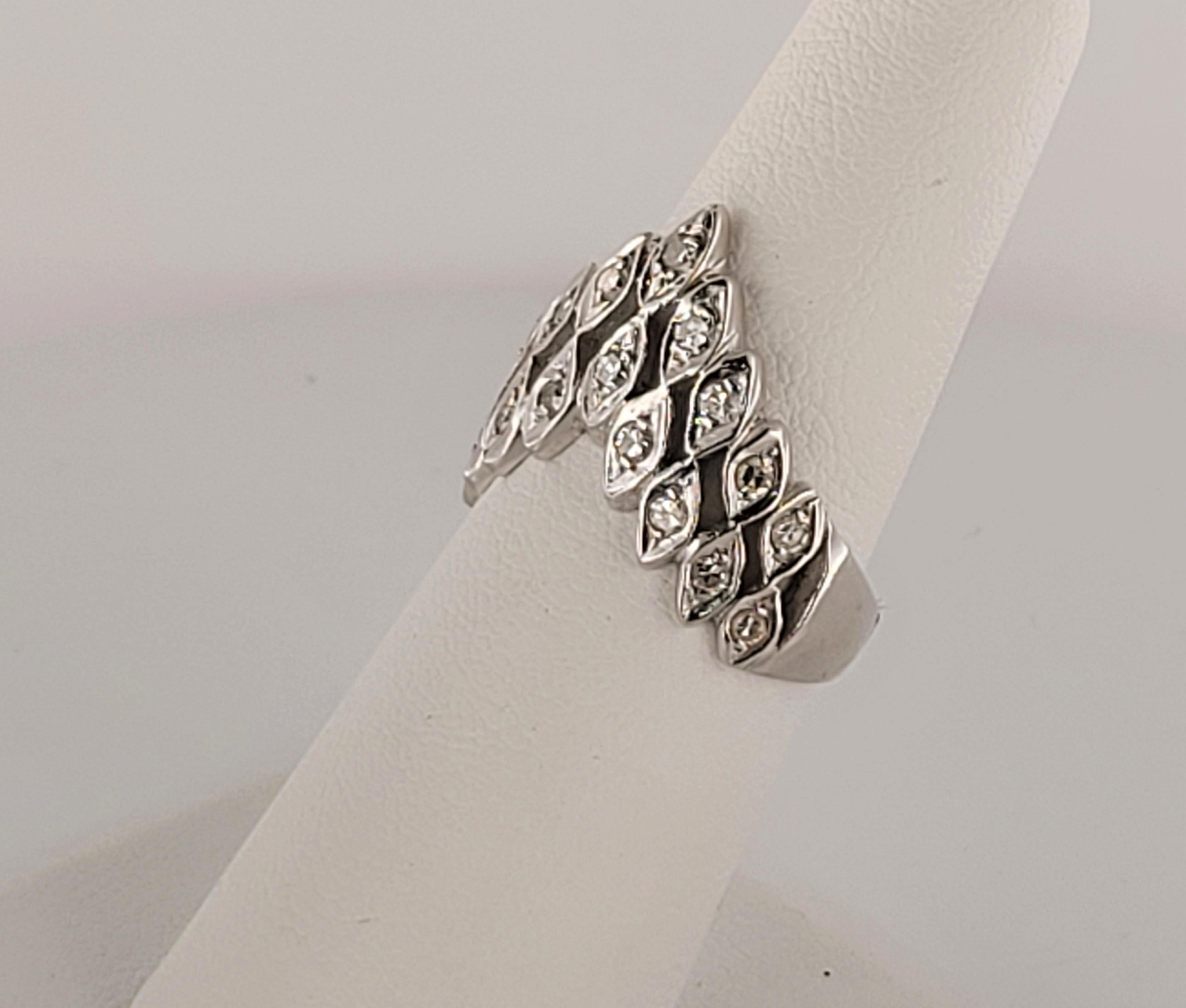 14K White Gold ring with Diamonds .60ct Size 7.5 In Excellent Condition For Sale In New York, NY