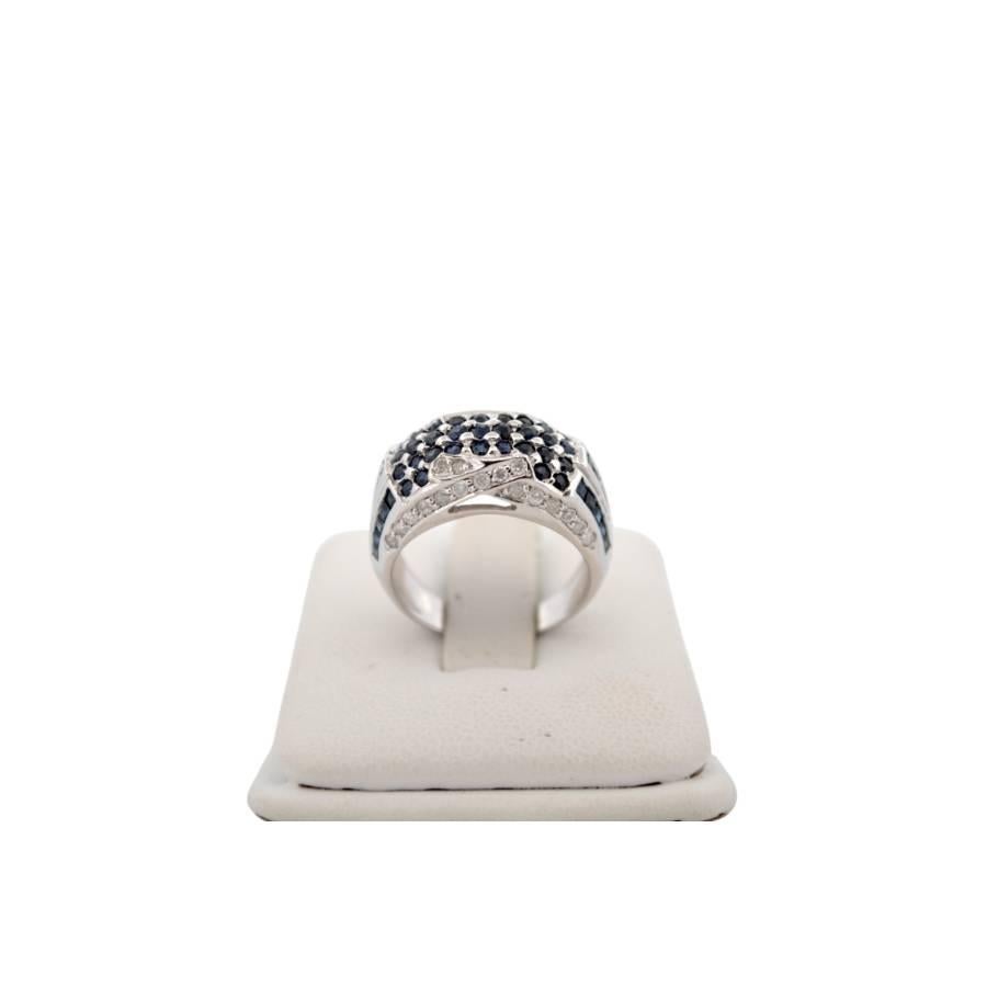 Une symphonie de lumière et de couleurs

À la fois audacieuse et raffinée, cette bague en or blanc 14 carats est une véritable célébration du luxe intemporel et du charme royal. Le design est ancré par 1,20 carats de saphirs naturels, dont les tons