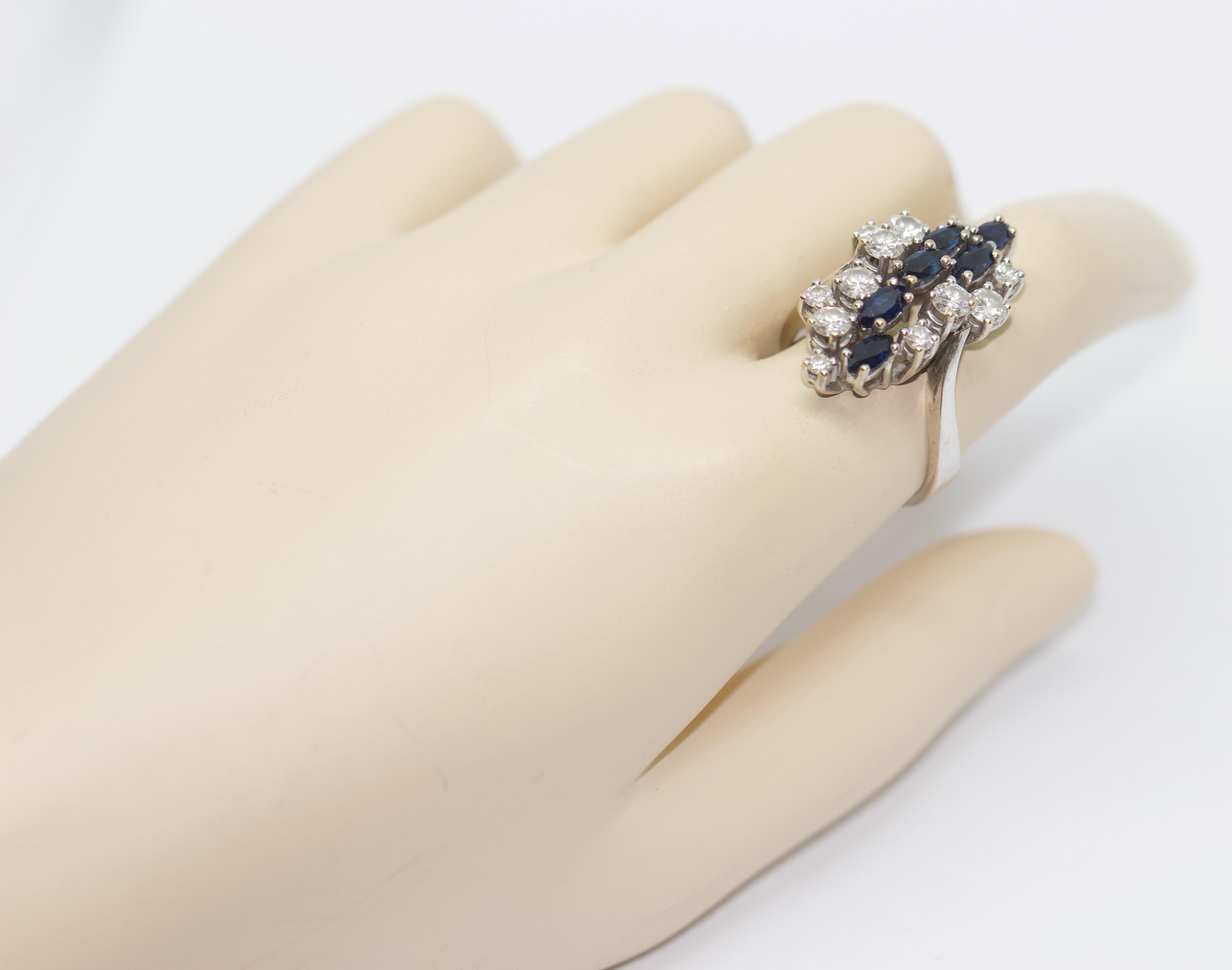 14 Karat White Gold Ring with Diamonds and Sapphires In Good Condition For Sale In Berlin, DE