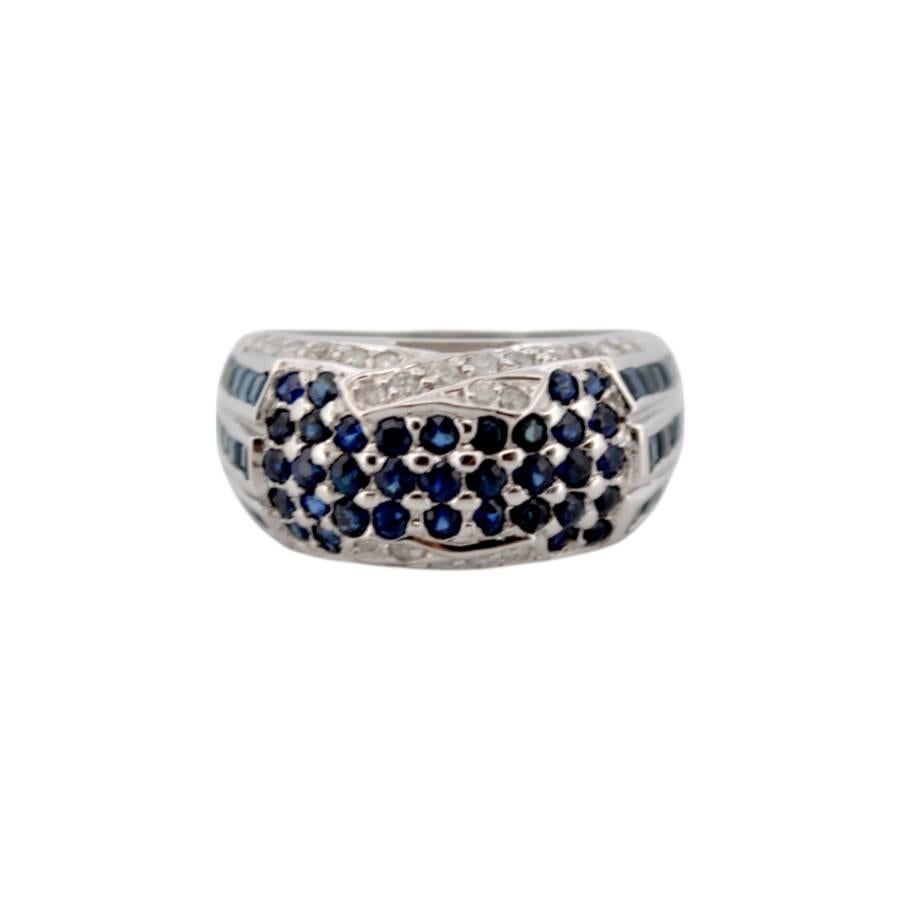 Bague en or blanc 14 carats avec diamants et saphirs Excellent état - En vente à București, București