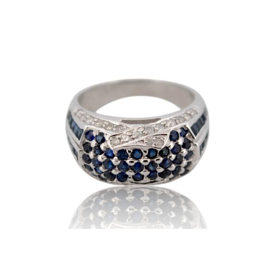 Bague en or blanc 14 carats avec diamants et saphirs Pour femmes en vente