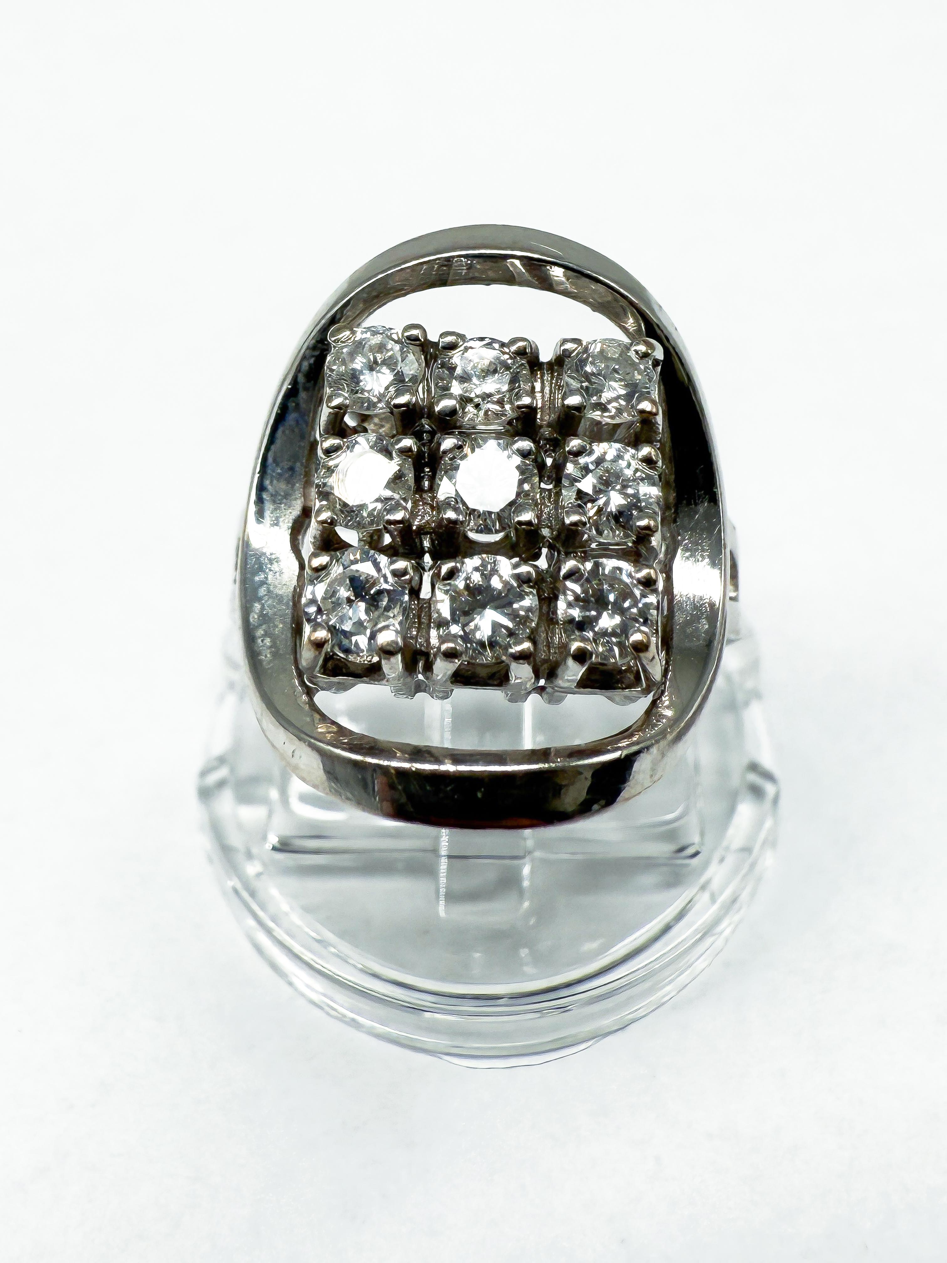Eleganter Ring aus 14 Karat Weißgold mit Diamanten - zeitlose Schönheit in jedem Detail

Dieser exquisite Ring aus feinem 14-karätigem Weißgold verkörpert schlichte Eleganz und zeitlose Raffinesse. Mit einem Gewicht von 7,5 g bietet es einen