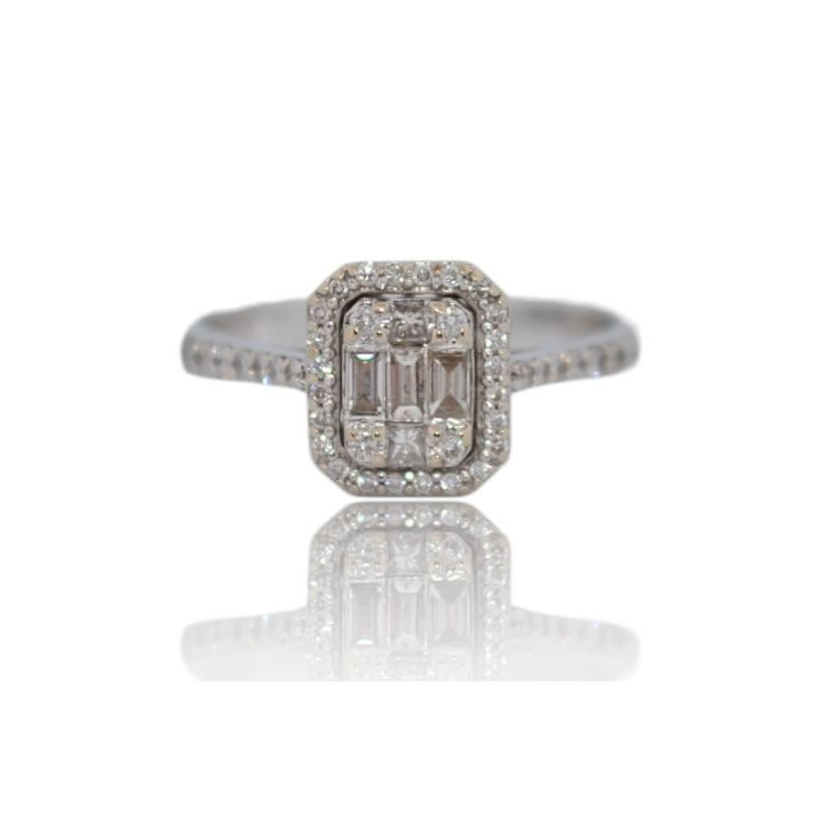 Timeless Grace - Bague en or blanc 14K avec diamants naturels

Laissez-vous séduire par l'éclat d'un luxe discret avec cette superbe bague en or blanc 14 carats, conçue pour rayonner d'élégance et d'individualité. Fabriquée à partir de 2,65 grammes
