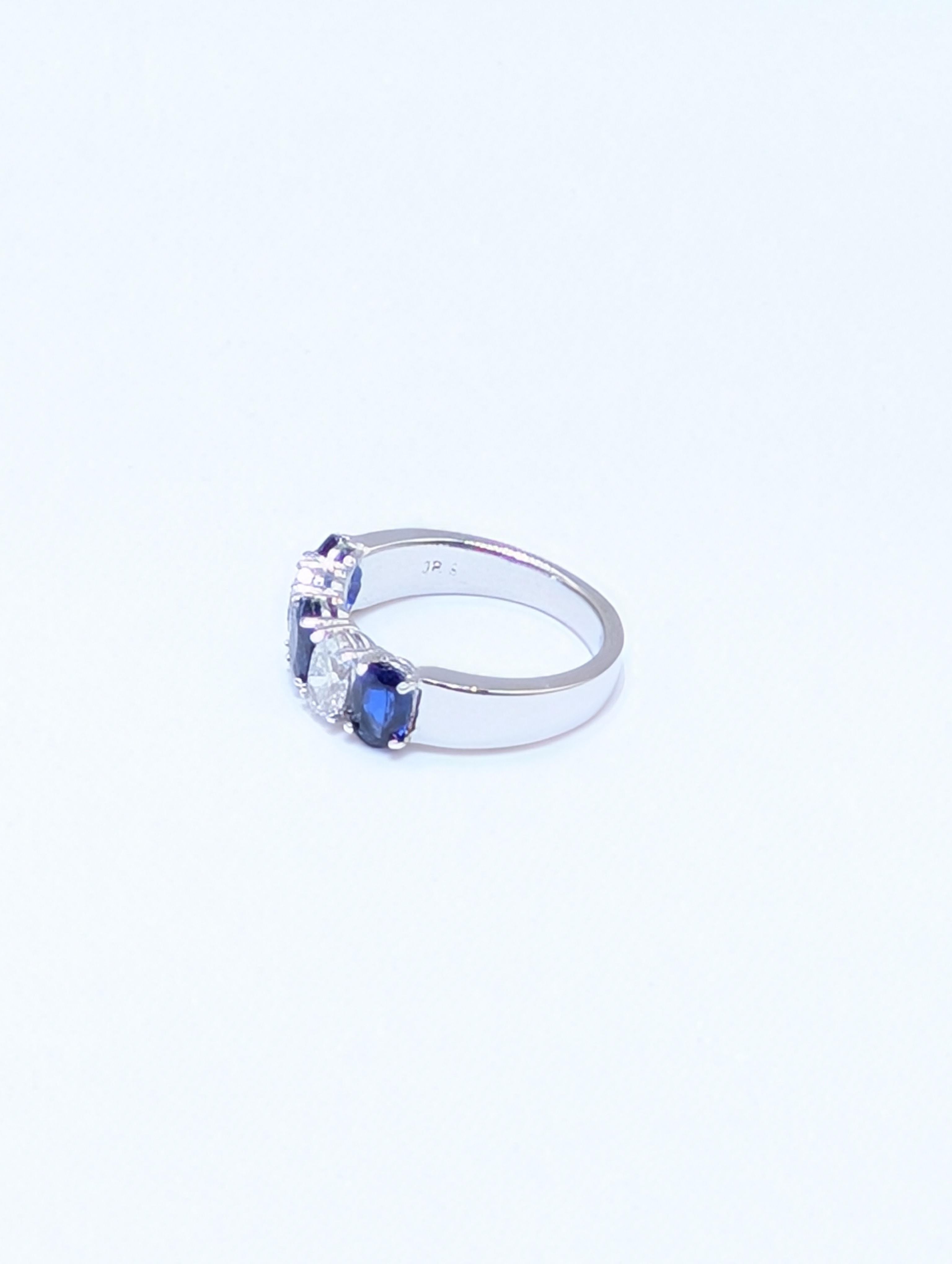 Ring aus 14 Karat Weißgold mit Diamanten im Ovalschliff und blauen Saphiren im Zustand „Neu“ im Angebot in New York, US