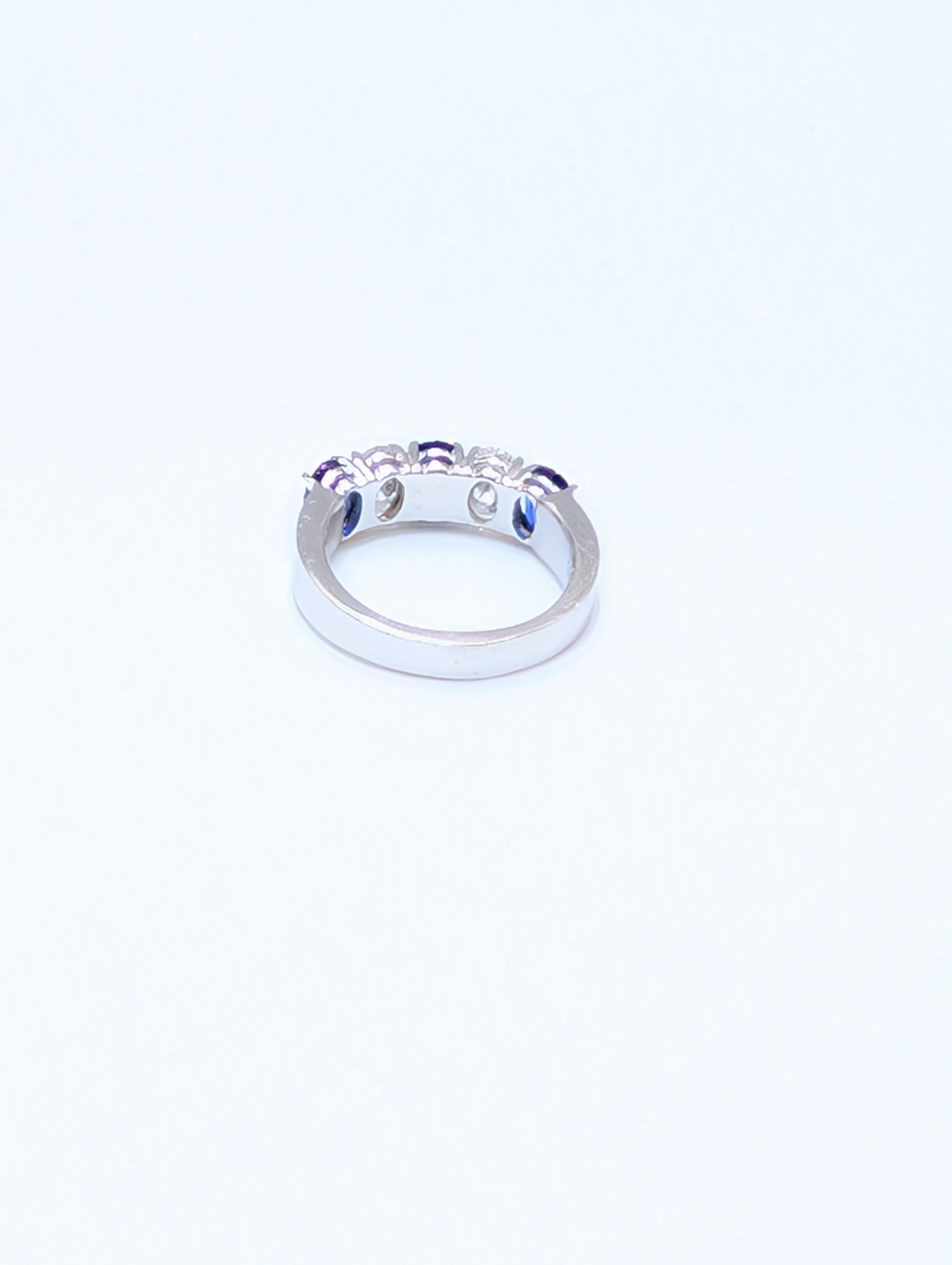 Ring aus 14 Karat Weißgold mit Diamanten im Ovalschliff und blauen Saphiren Damen im Angebot