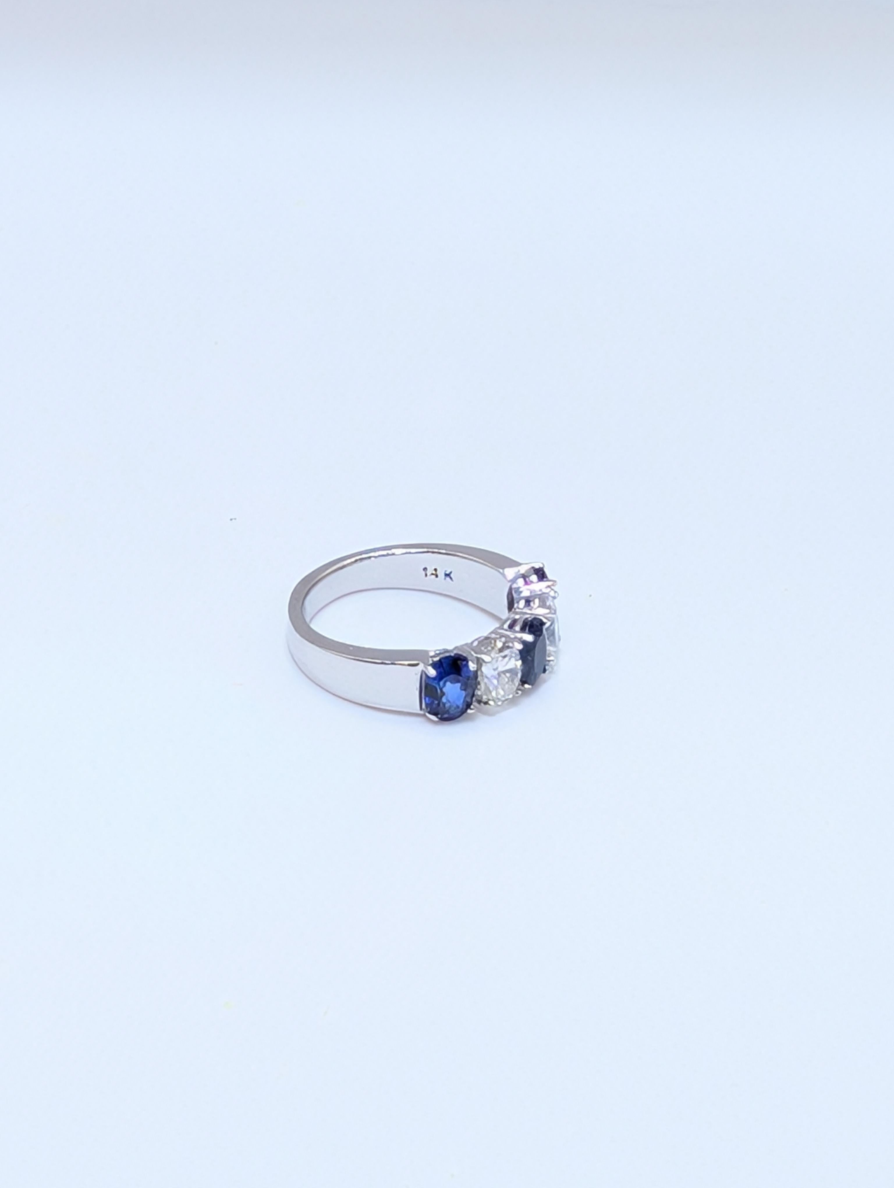 Ring aus 14 Karat Weißgold mit Diamanten im Ovalschliff und blauen Saphiren im Angebot 1