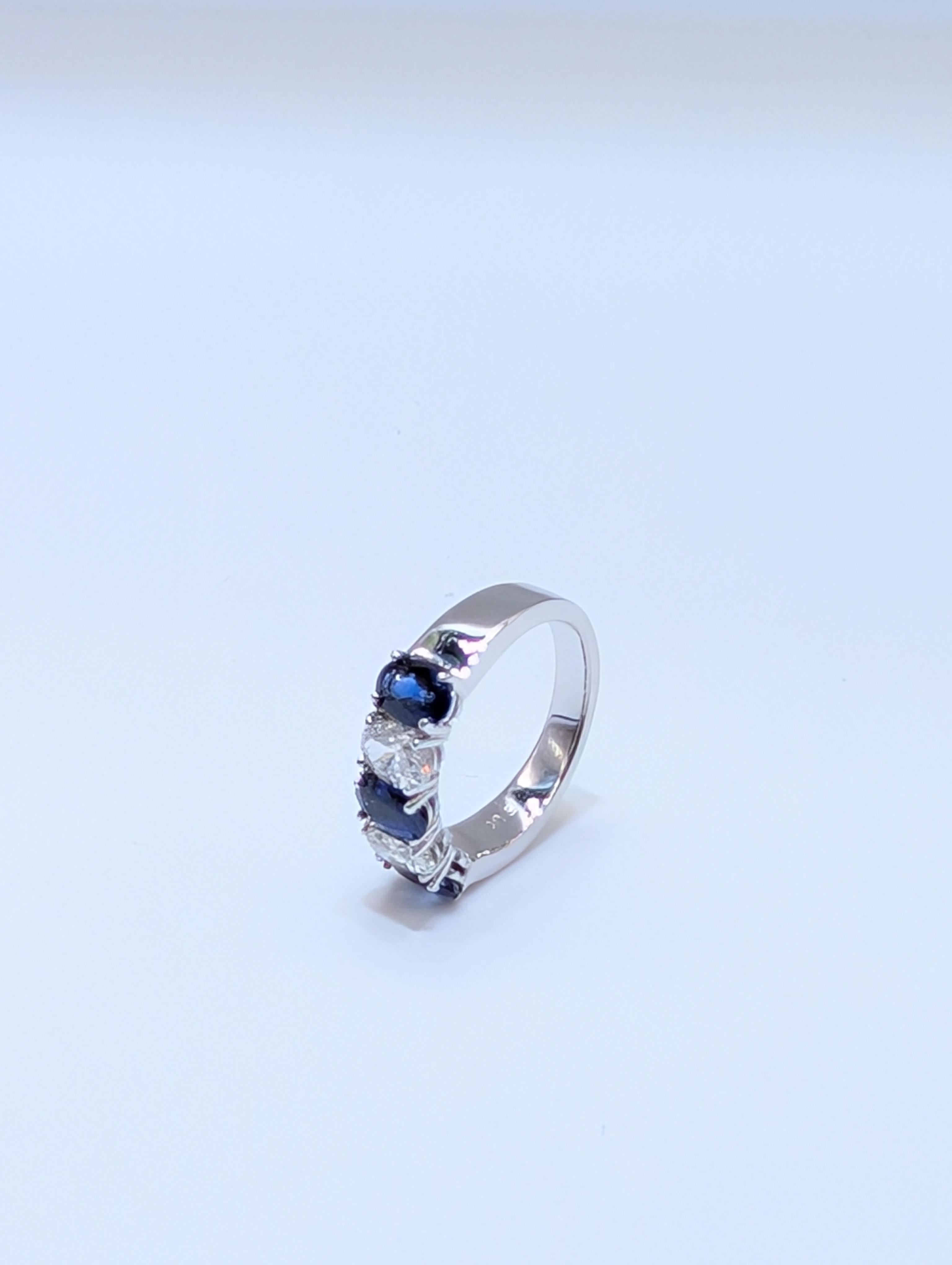 Ring aus 14 Karat Weißgold mit Diamanten im Ovalschliff und blauen Saphiren im Angebot 2