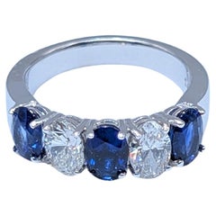 Anillo de oro blanco de 14 quilates con diamantes talla oval y zafiros azules