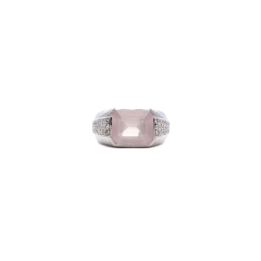 Ring made of 14K white gold, inlaid with a rose quartz and 40 diamonds having a total of 0.60ct. Size: 55. Size of this product can be adjusted. The product comes with an AGS Jewelry certificate of conformity, which includes details about the metal