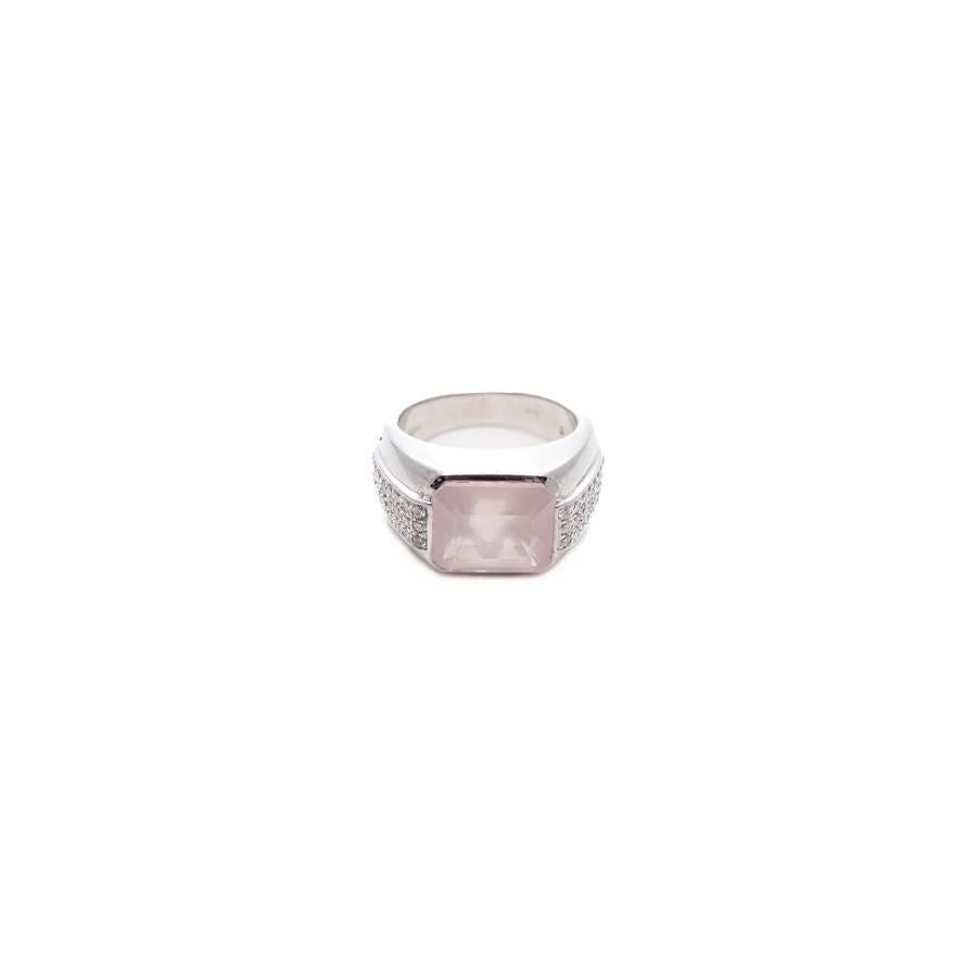 Brilliant Cut 14K White gold ring with rose quartz and diamonds For Sale