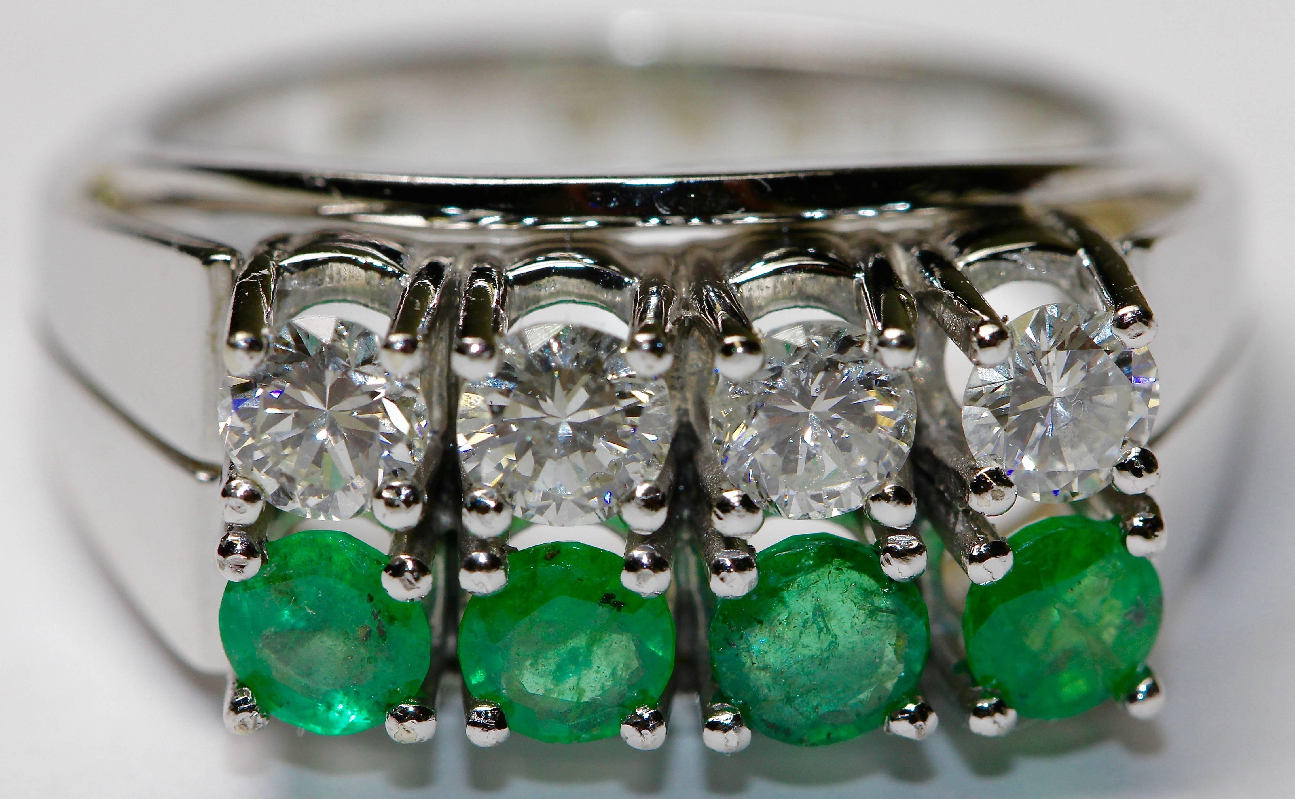 14K white gold ring with round diamonds and emeralds In Excellent Condition For Sale In Berlin, DE
