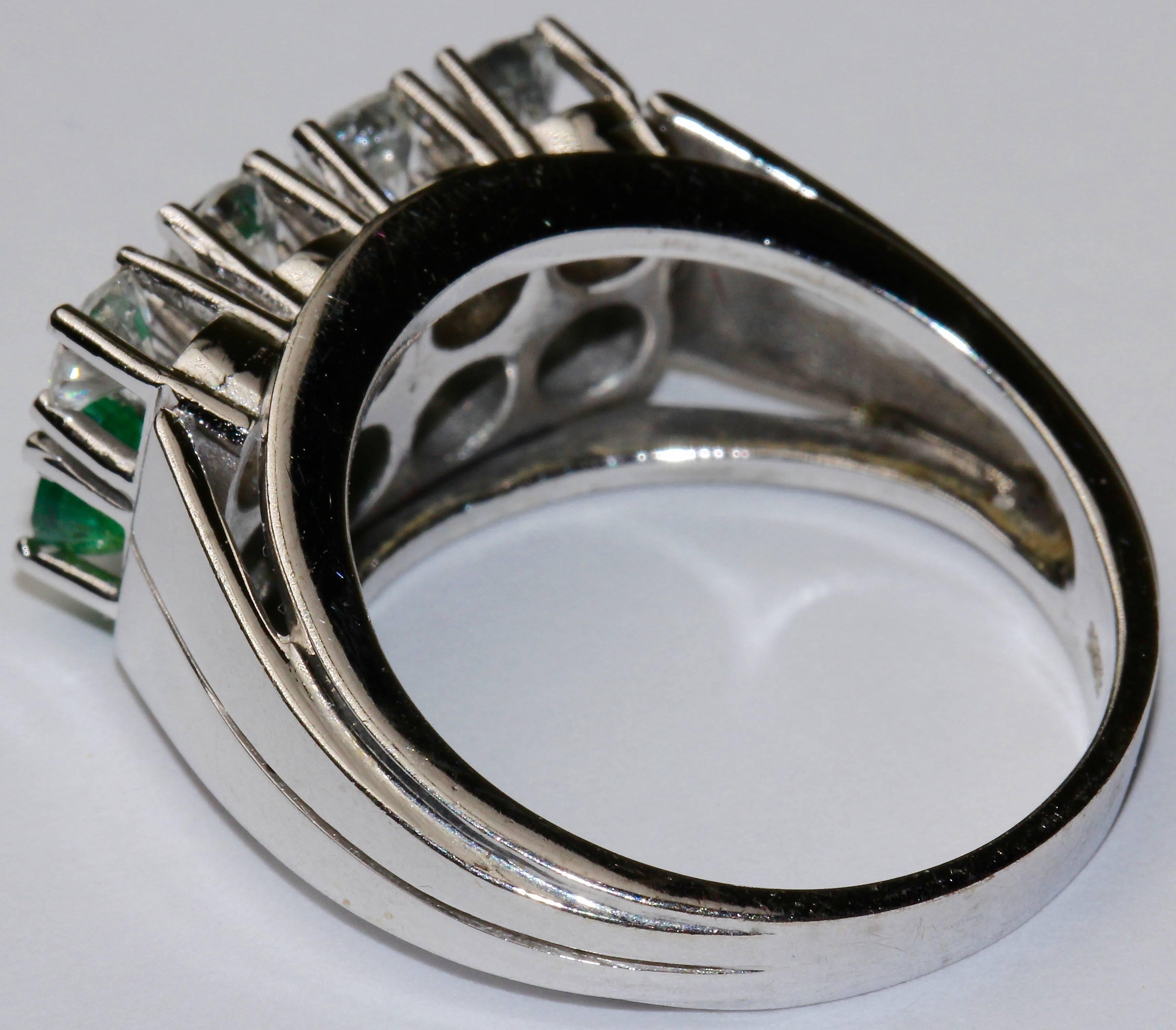 14K white gold ring with round diamonds and emeralds For Sale 1