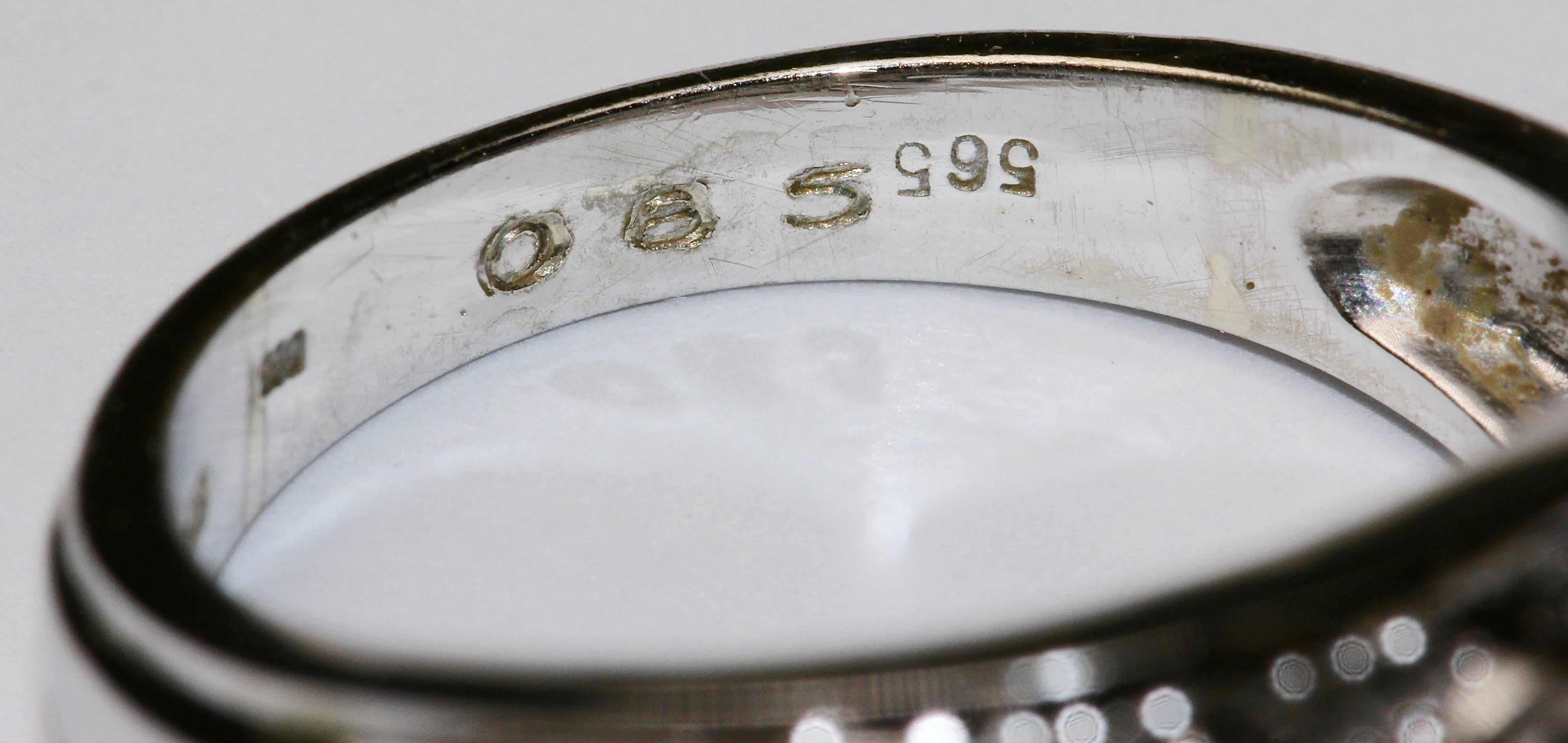 Anello in oro bianco 14K con diamanti tondi e smeraldi in vendita 2